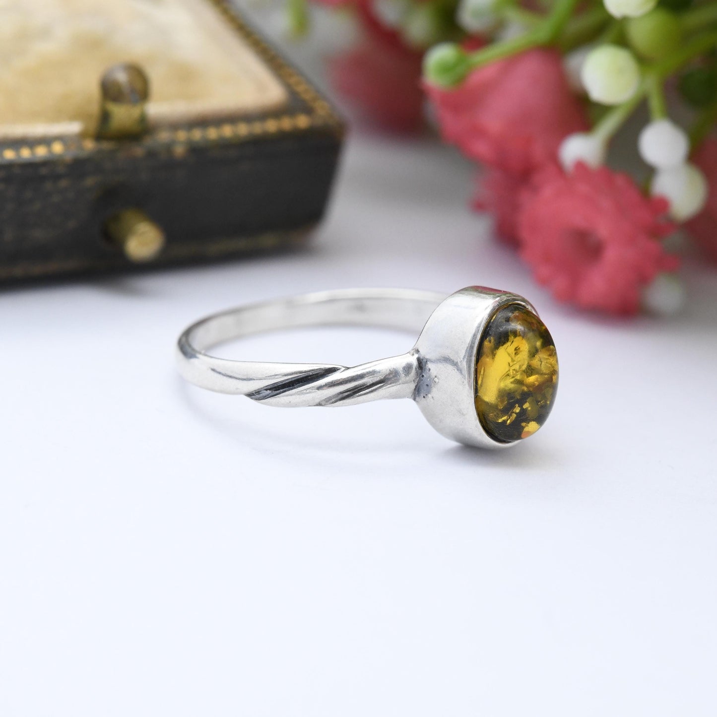 Vintage Sterling Silver Amber Ring with Minimal Twist Shoulders - Unisex Yellow Solitaire Gemstone Ring | UK Size - Q 1/2 | US Size - 8 1/4
