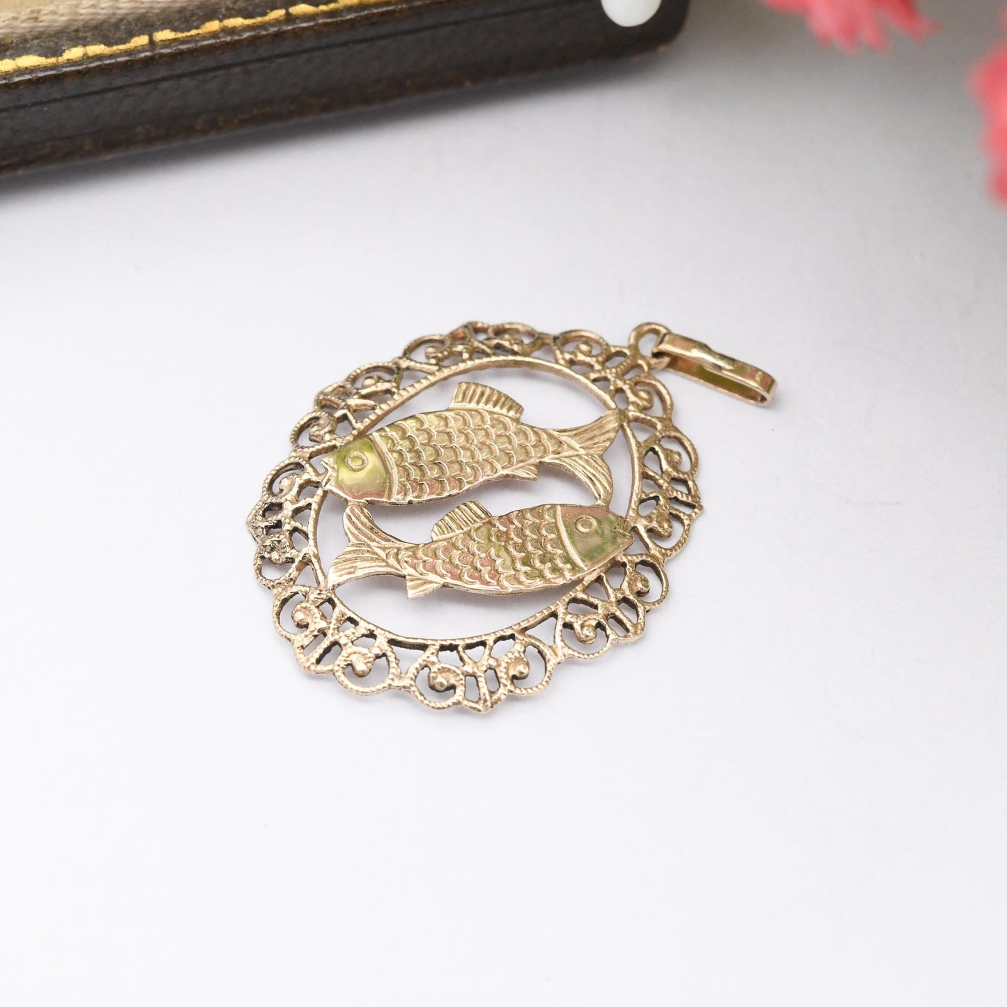 Vintage 9ct Gold Pisces Two Fish Pendant - Zodiac Horoscope Jewellery Astrological Star Sign Mid-Century February March Birthday Gift