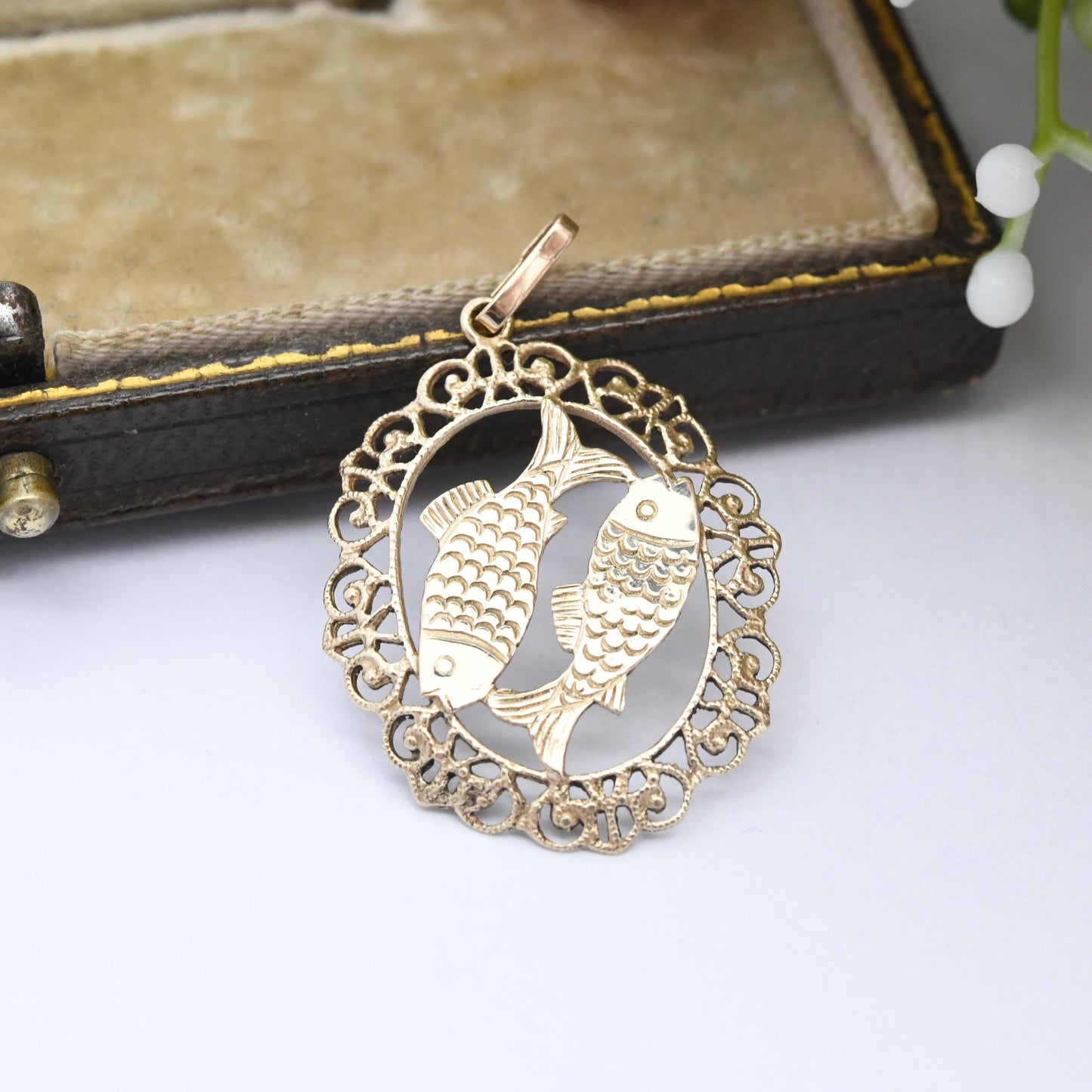 Vintage 9ct Gold Pisces Two Fish Pendant - Zodiac Horoscope Jewellery Astrological Star Sign Mid-Century February March Birthday Gift