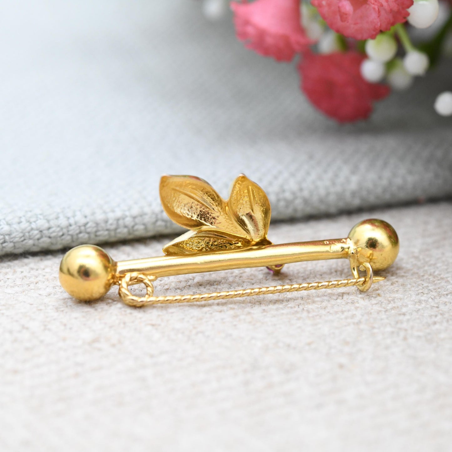 Vintage 9ct Gold Leaf and Berry Bar Brooch - True Vintage Yellow Gold Flower Design Faceted Red Gemstone Pretty Gift for Her Rope Twist Pin