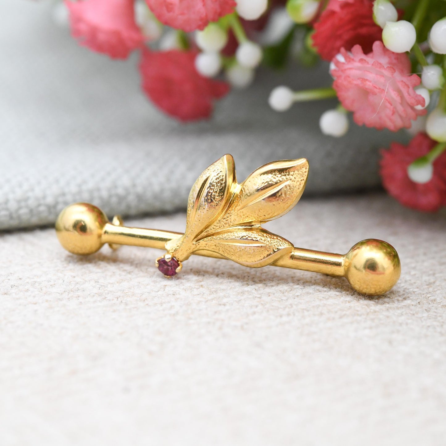 Vintage 9ct Gold Leaf and Berry Bar Brooch - True Vintage Yellow Gold Flower Design Faceted Red Gemstone Pretty Gift for Her Rope Twist Pin