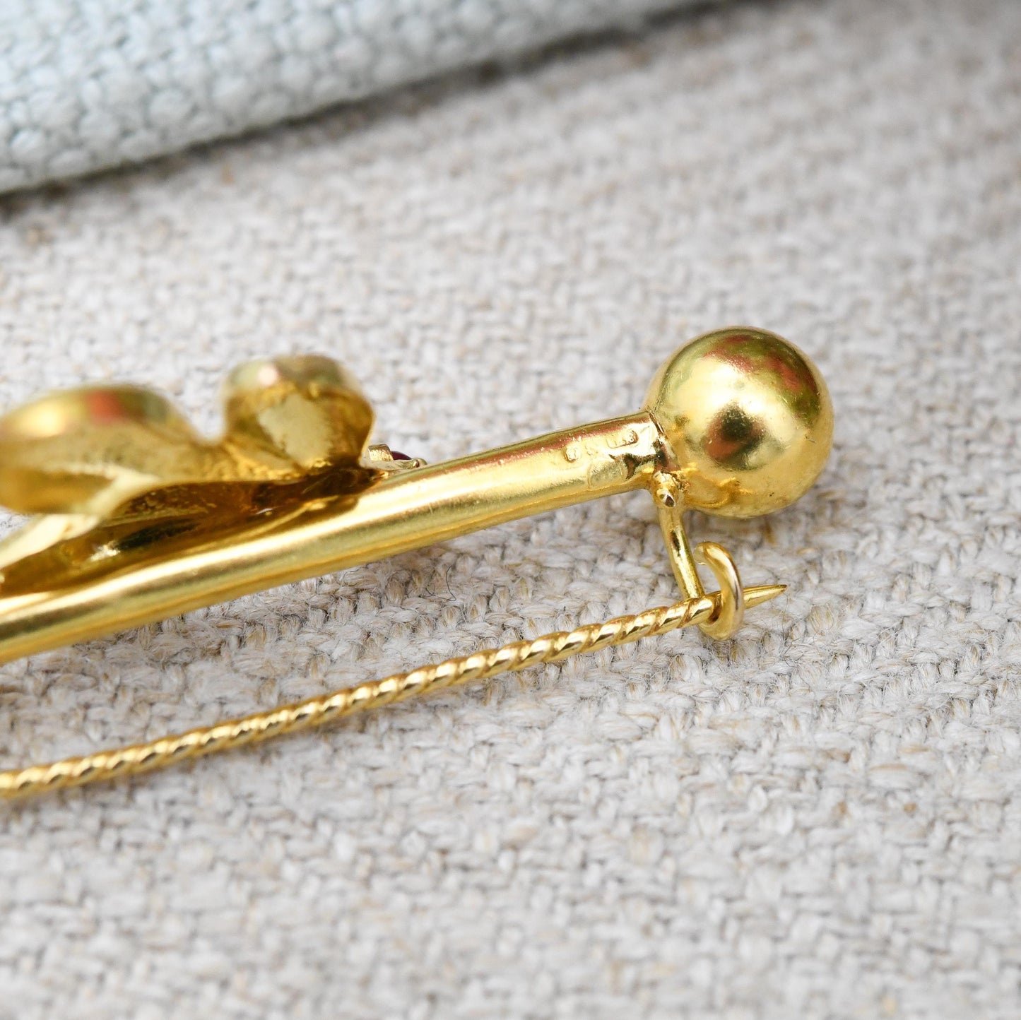 Vintage 9ct Gold Leaf and Berry Bar Brooch - True Vintage Yellow Gold Flower Design Faceted Red Gemstone Pretty Gift for Her Rope Twist Pin