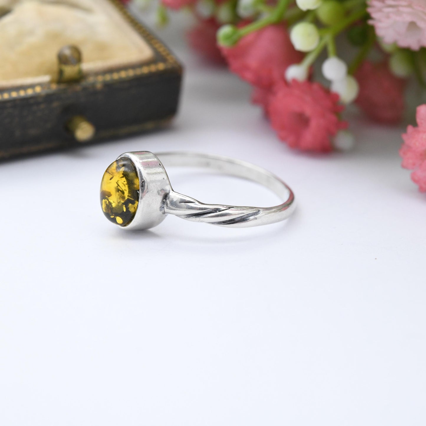 Vintage Sterling Silver Amber Ring with Minimal Twist Shoulders - Unisex Yellow Solitaire Gemstone Ring | UK Size - Q 1/2 | US Size - 8 1/4
