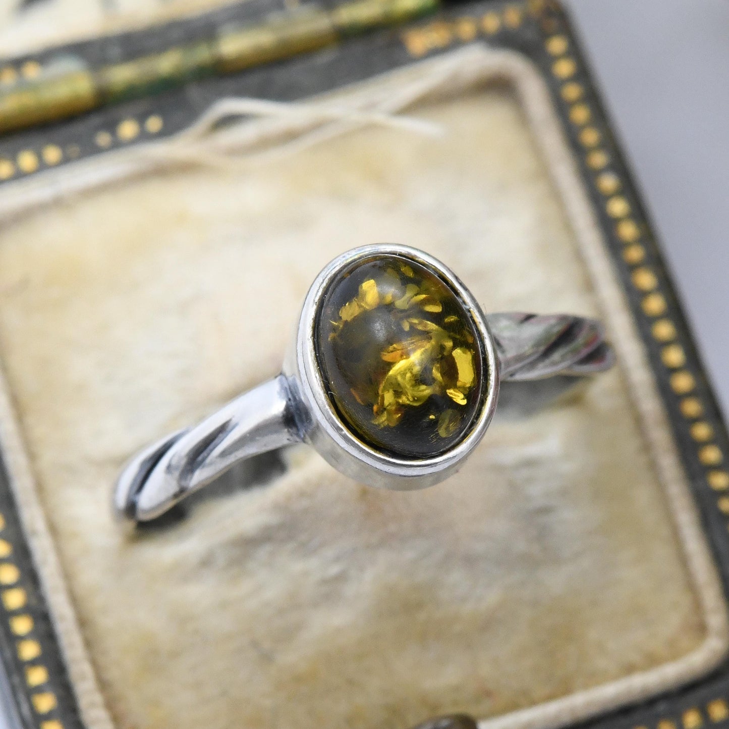 Vintage Sterling Silver Amber Ring with Minimal Twist Shoulders - Unisex Yellow Solitaire Gemstone Ring | UK Size - Q 1/2 | US Size - 8 1/4
