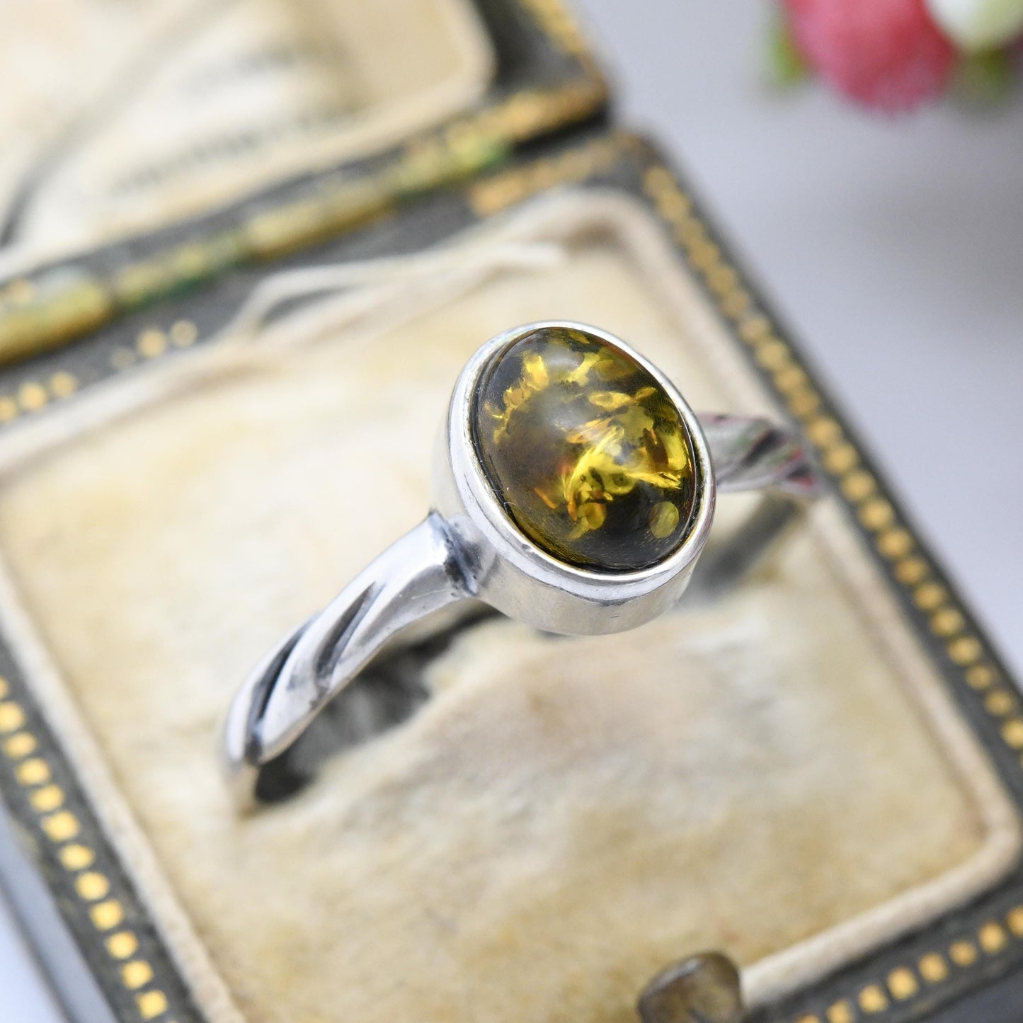 Vintage Sterling Silver Amber Ring with Minimal Twist Shoulders - Unisex Yellow Solitaire Gemstone Ring | UK Size - Q 1/2 | US Size - 8 1/4