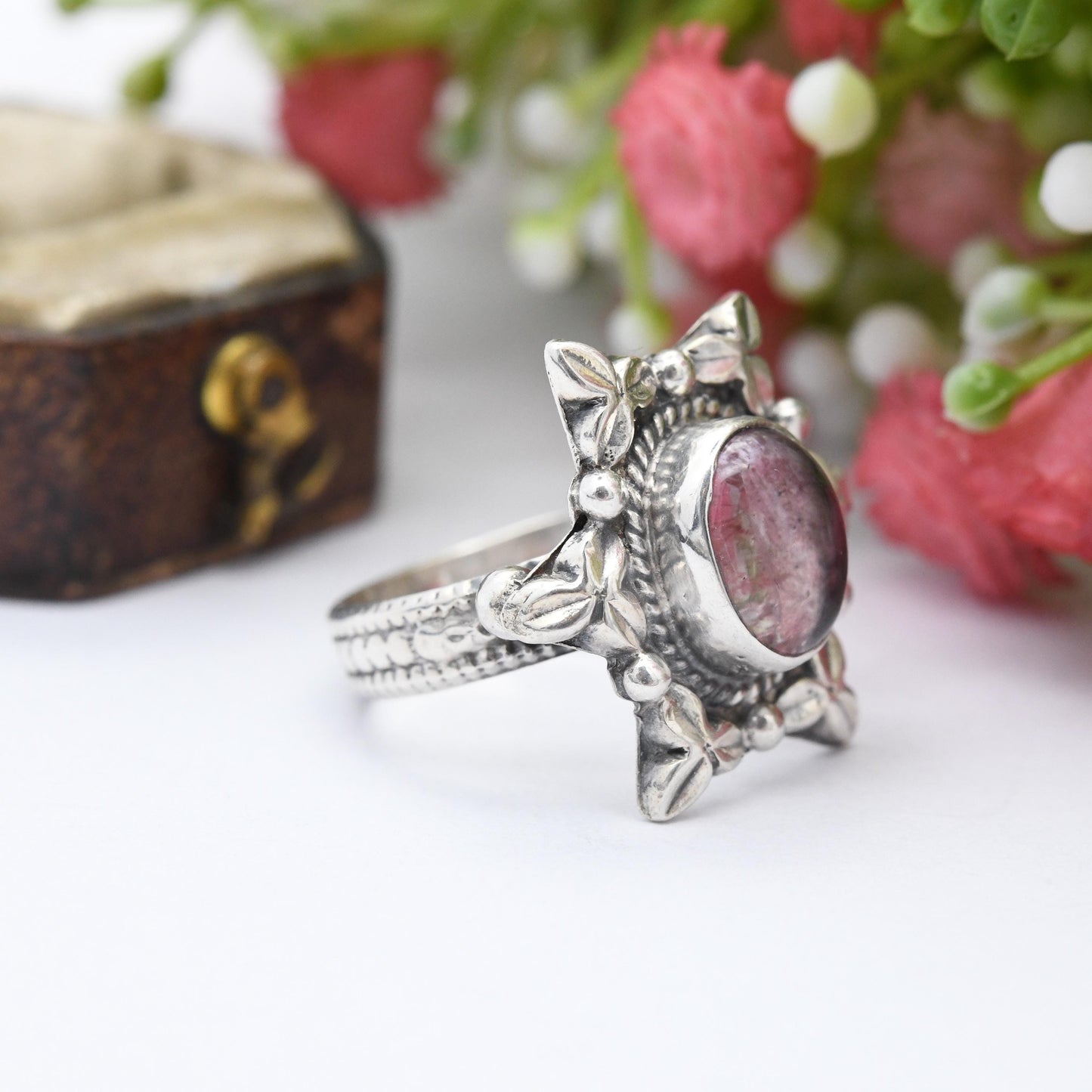 Vintage Sterling Silver Statement Ring with Pink Stone - Pretty Rope Twist Textured Ball Band Cabachon Stone | UK Size - J | US Size - 4 3/4