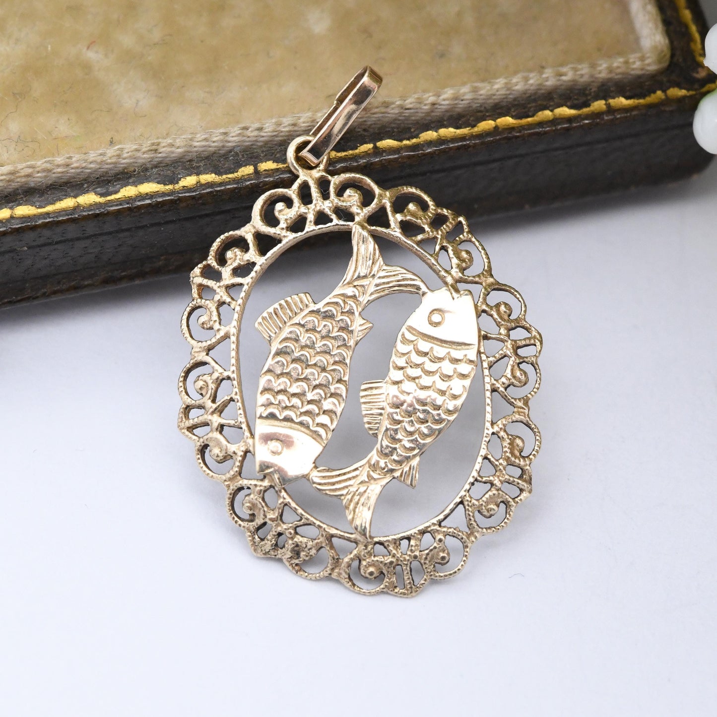 Vintage 9ct Gold Pisces Two Fish Pendant - Zodiac Horoscope Jewellery Astrological Star Sign Mid-Century February March Birthday Gift