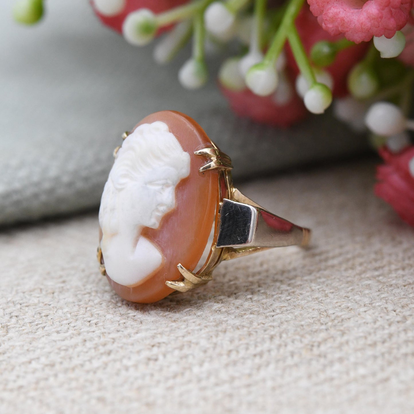 Vintage 9ct Gold Cameo Ring 1960 by W T Toghill WTT&Co - Oval Shell Portrait Face Profile Statement Ring | UK Size - G 1/2 | US Size - 3 1/2