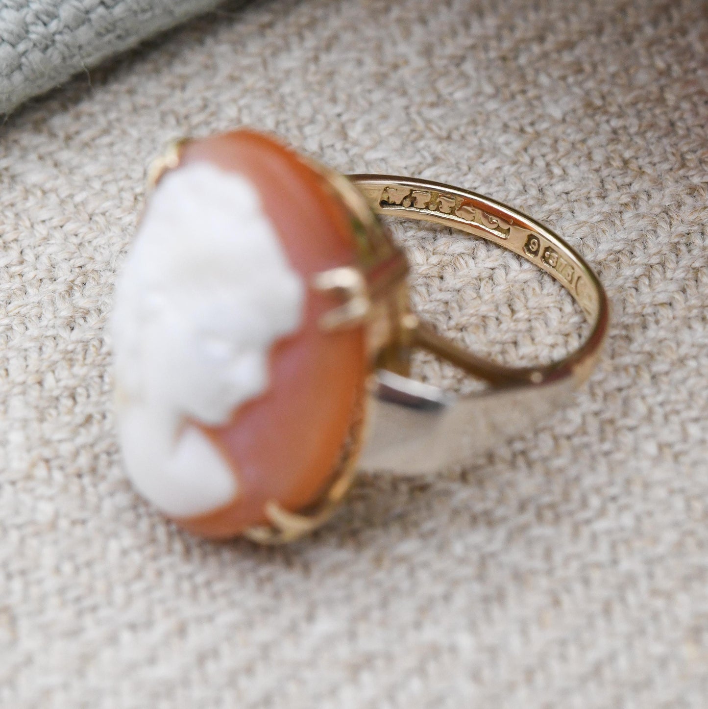 Vintage 9ct Gold Cameo Ring 1960 by W T Toghill WTT&Co - Oval Shell Portrait Face Profile Statement Ring | UK Size - G 1/2 | US Size - 3 1/2