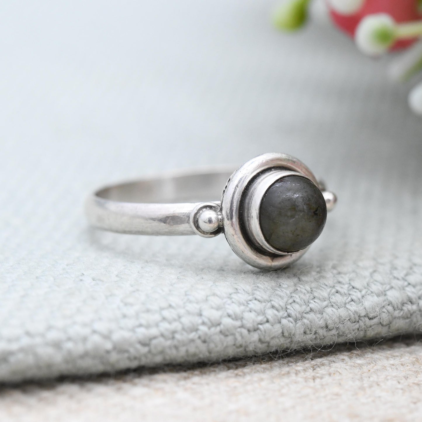 Vintage Sterling Silver Labradorite Ring - Minimal Design Ball Accent | Round Cabochon Stone Blue Flash | UK Size - Q 1/2 | US Size - 8 1/2