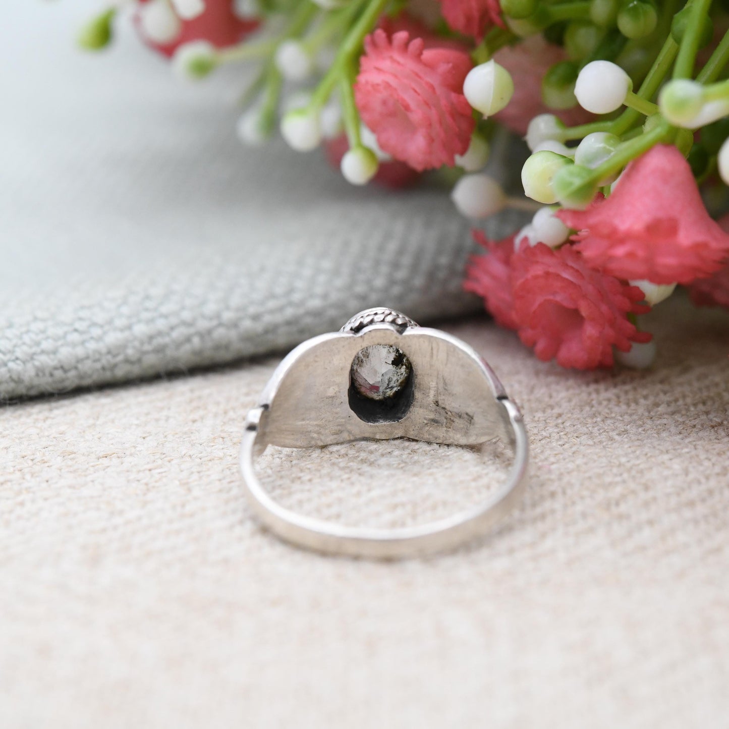 Vintage Sterling Silver Ring with Leaf and Berry Shoulders - Faceted Blue Stone | Pretty Detail Rope Bezel | UK Size - N | US Size - 6 3/4