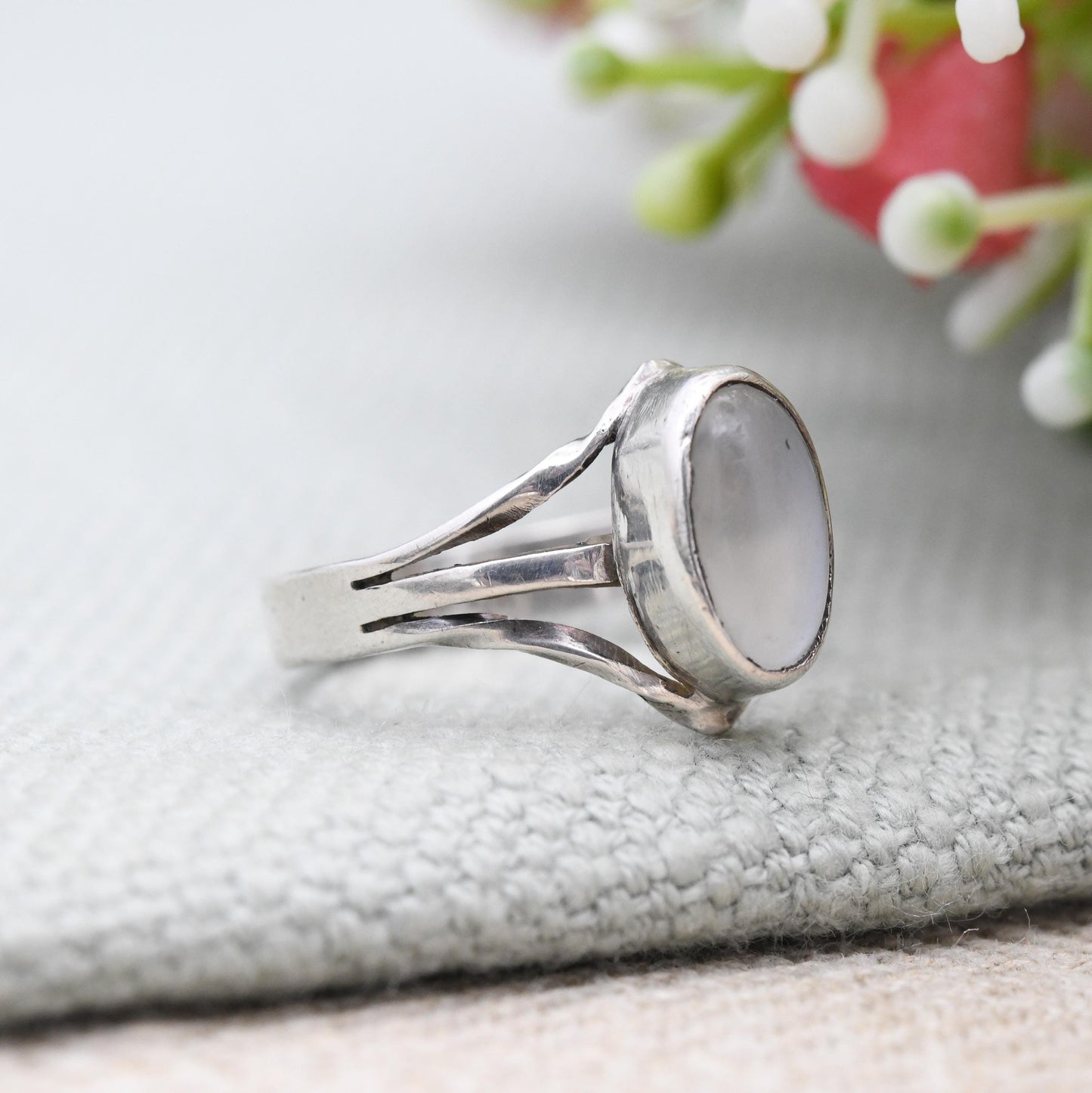 Vintage Sterling Silver Moonstone Ring - Split Twist Minimal Design Cabochon Gemstone Mid-Century Modern | UK Size - M | US Size - 6 1/4