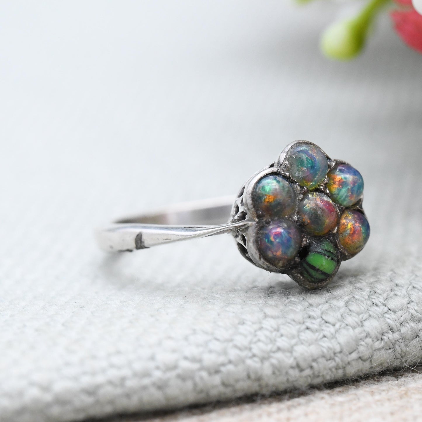 Vintage Silver Foiled Glass Daisy Ring c 1930s - Pretty Cluster Flower Statement Cocktail Ring Faux Opal | UK Size - M 1/4 | US Size - 6 1/4