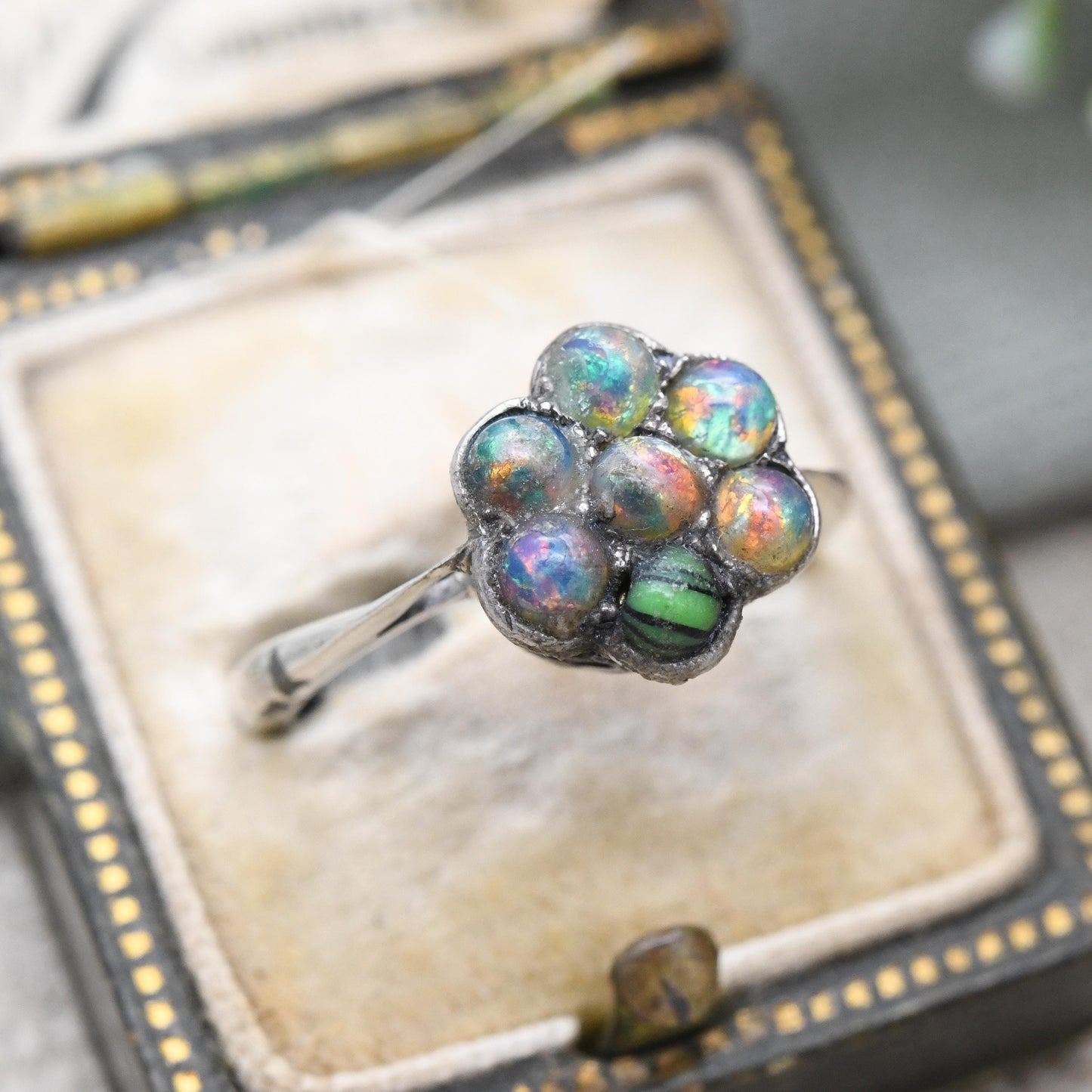 Vintage Silver Foiled Glass Daisy Ring c 1930s - Pretty Cluster Flower Statement Cocktail Ring Faux Opal | UK Size - M 1/4 | US Size - 6 1/4