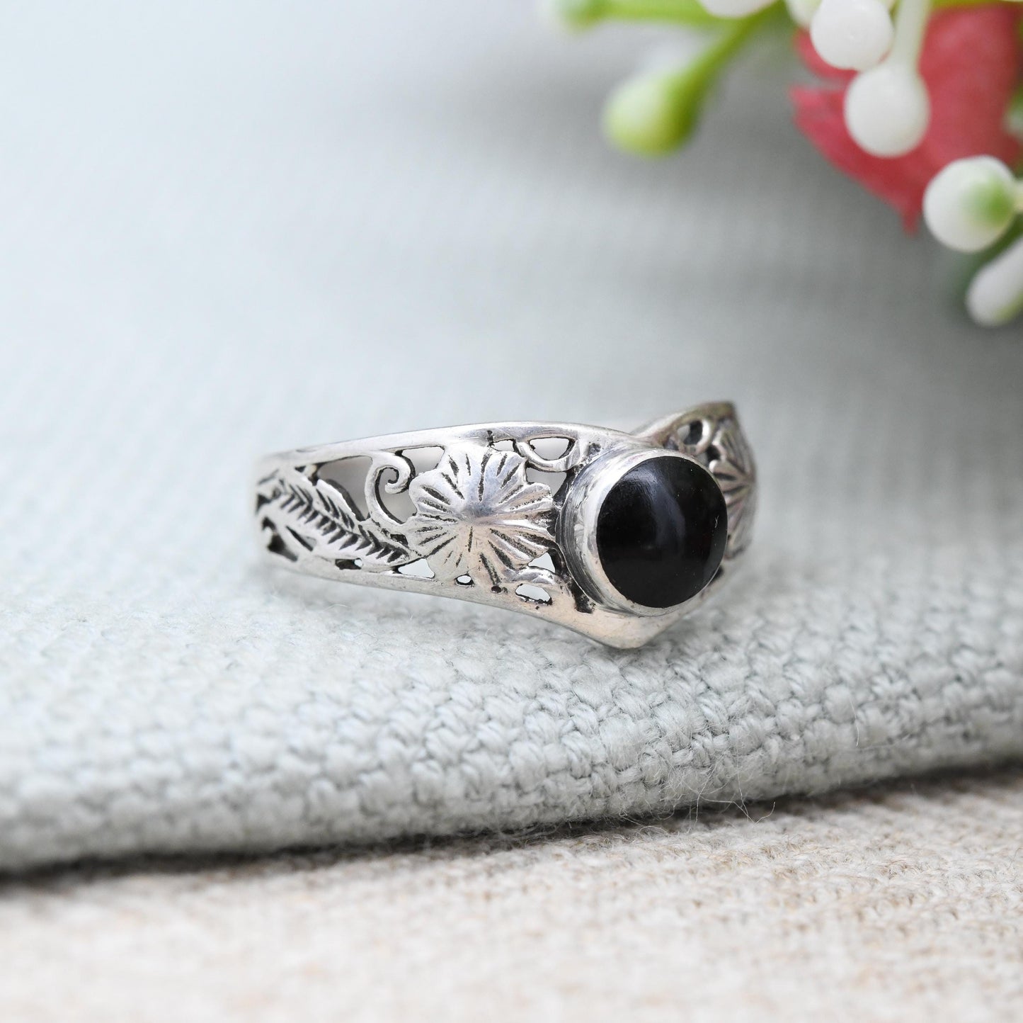 Vintage Sterling Silver Onyx Wishbone Ring Openwork Leaf Band - Black Pinkie Ring Pretty Silver Gift for Her | UK Size - L | US Size - 5 3/4