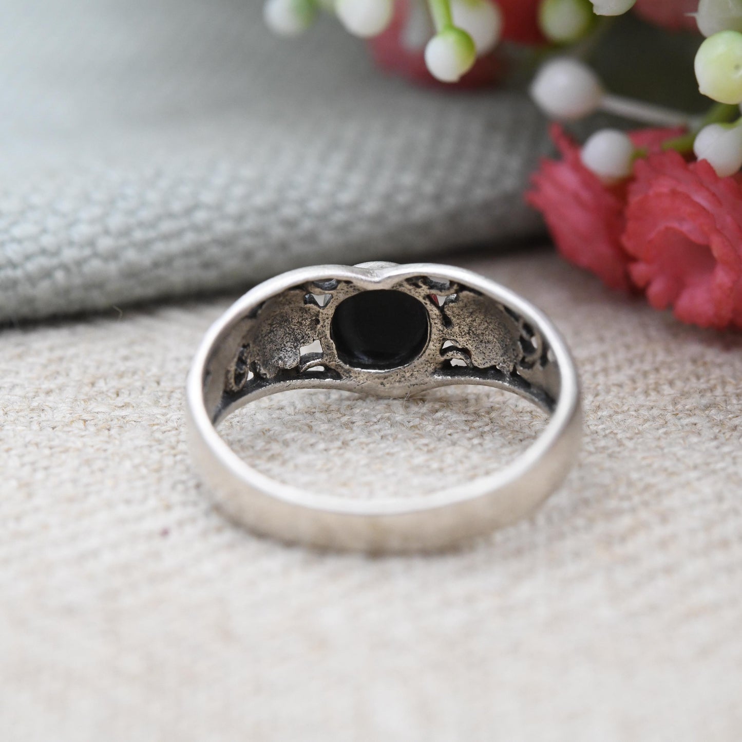 Vintage Sterling Silver Onyx Wishbone Ring Openwork Leaf Band - Black Pinkie Ring Pretty Silver Gift for Her | UK Size - L | US Size - 5 3/4