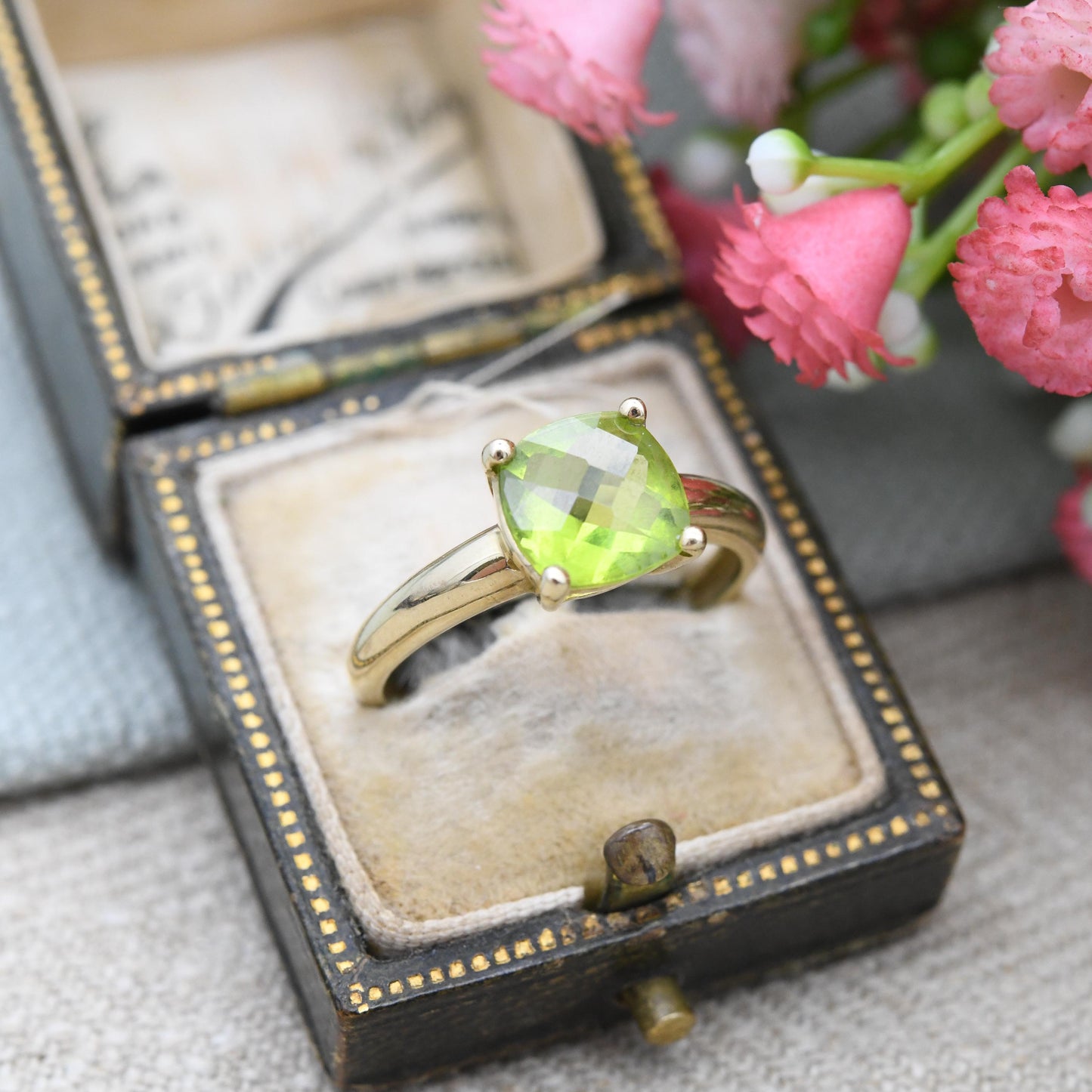 9ct Gold Peridot Solitaire Ring 2006 - Large Light Green Square Faceted Stone | Pretty Occasional Ring | UK Size - P | US Size - 7 1/2