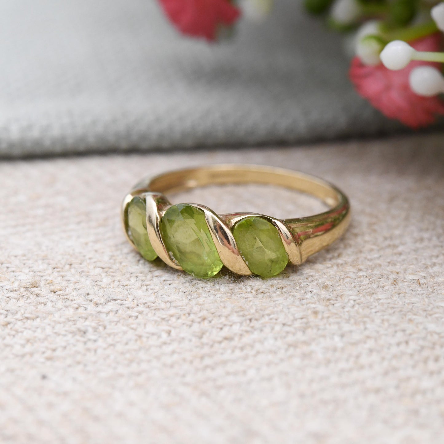 9ct Gold Peridot Three Stone Ring Twisted Bar Set - Oval 3 Stone Green Gemstone Jewellery Gift for Her | UK Size - O | US Size - 7