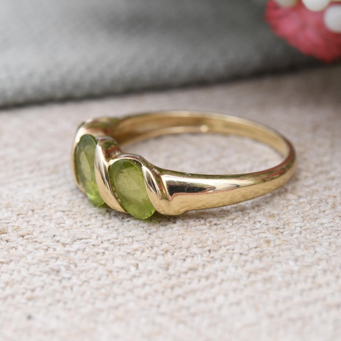 9ct Gold Peridot Three Stone Ring Twisted Bar Set - Oval 3 Stone Green Gemstone Jewellery Gift for Her | UK Size - O | US Size - 7