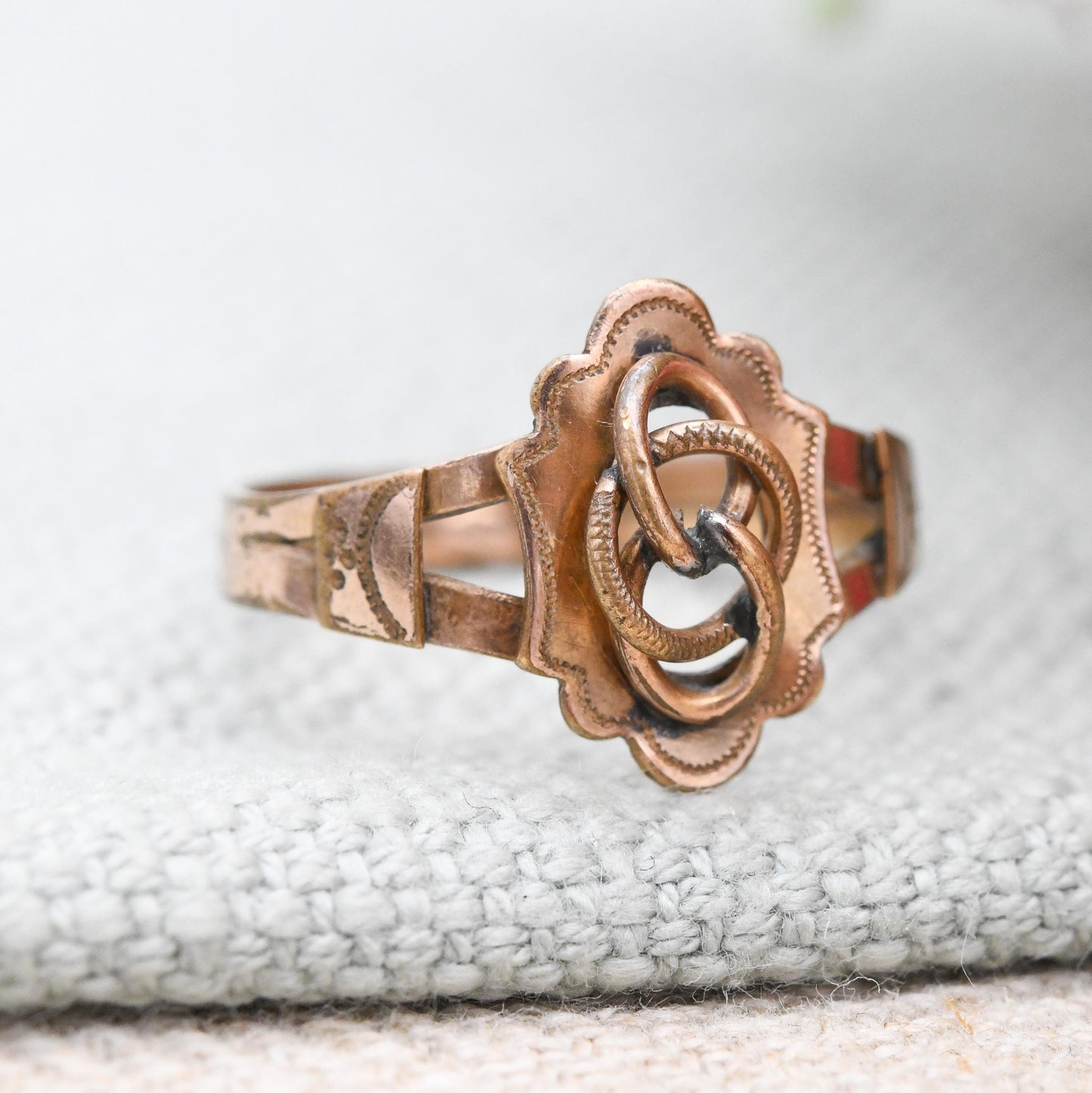 Antique Rolled Gold Knot Ring with Split Shoulders - Scalloped Edge Engraved Detail | Lover's Knot Ring | UK Size - M 1/2 | US Size - 6 1/2