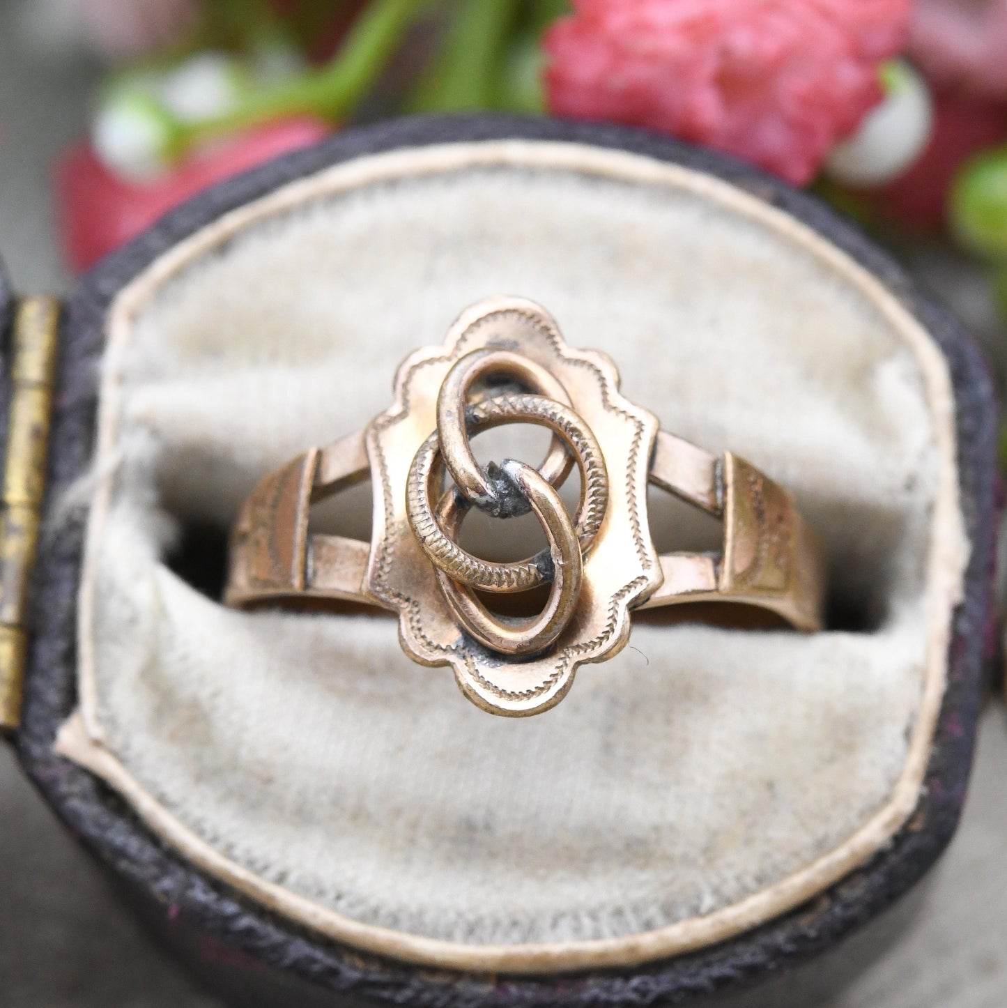 Antique Rolled Gold Knot Ring with Split Shoulders - Scalloped Edge Engraved Detail | Lover's Knot Ring | UK Size - M 1/2 | US Size - 6 1/2