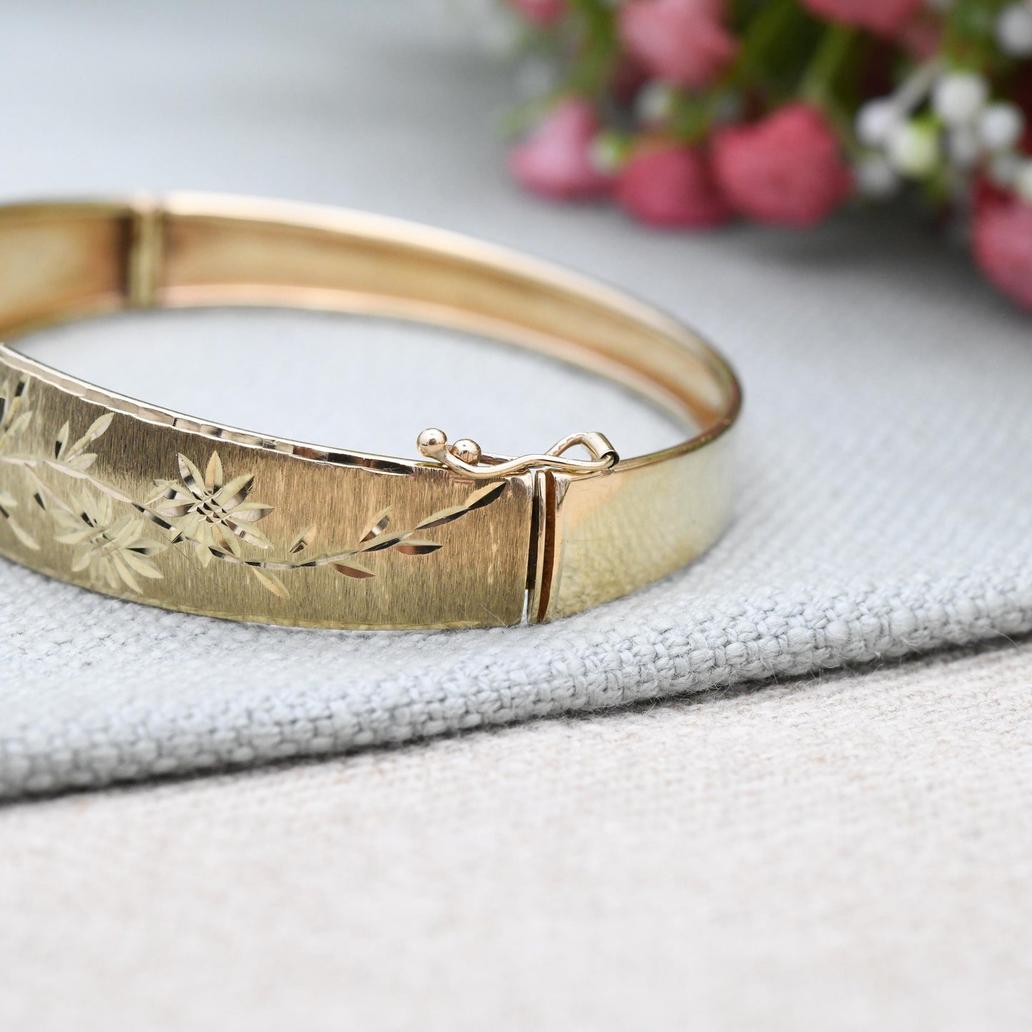 Vintage 9ct Gold Hinged Bangle Bracelet 1990 - Engraved Flowers Design | Diamond Cut Textured Detail | Solid Gold Jewellery Gift for Her