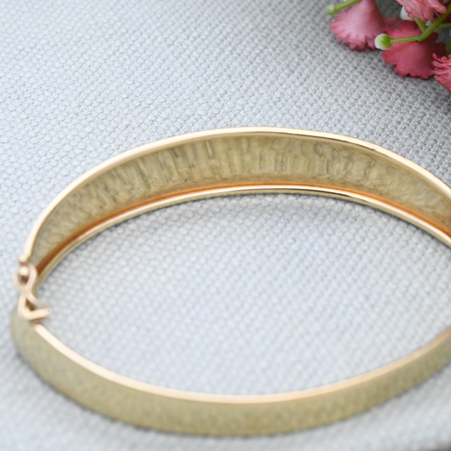 Vintage 9ct Gold Hinged Bangle Bracelet 1990 - Engraved Flowers Design | Diamond Cut Textured Detail | Solid Gold Jewellery Gift for Her