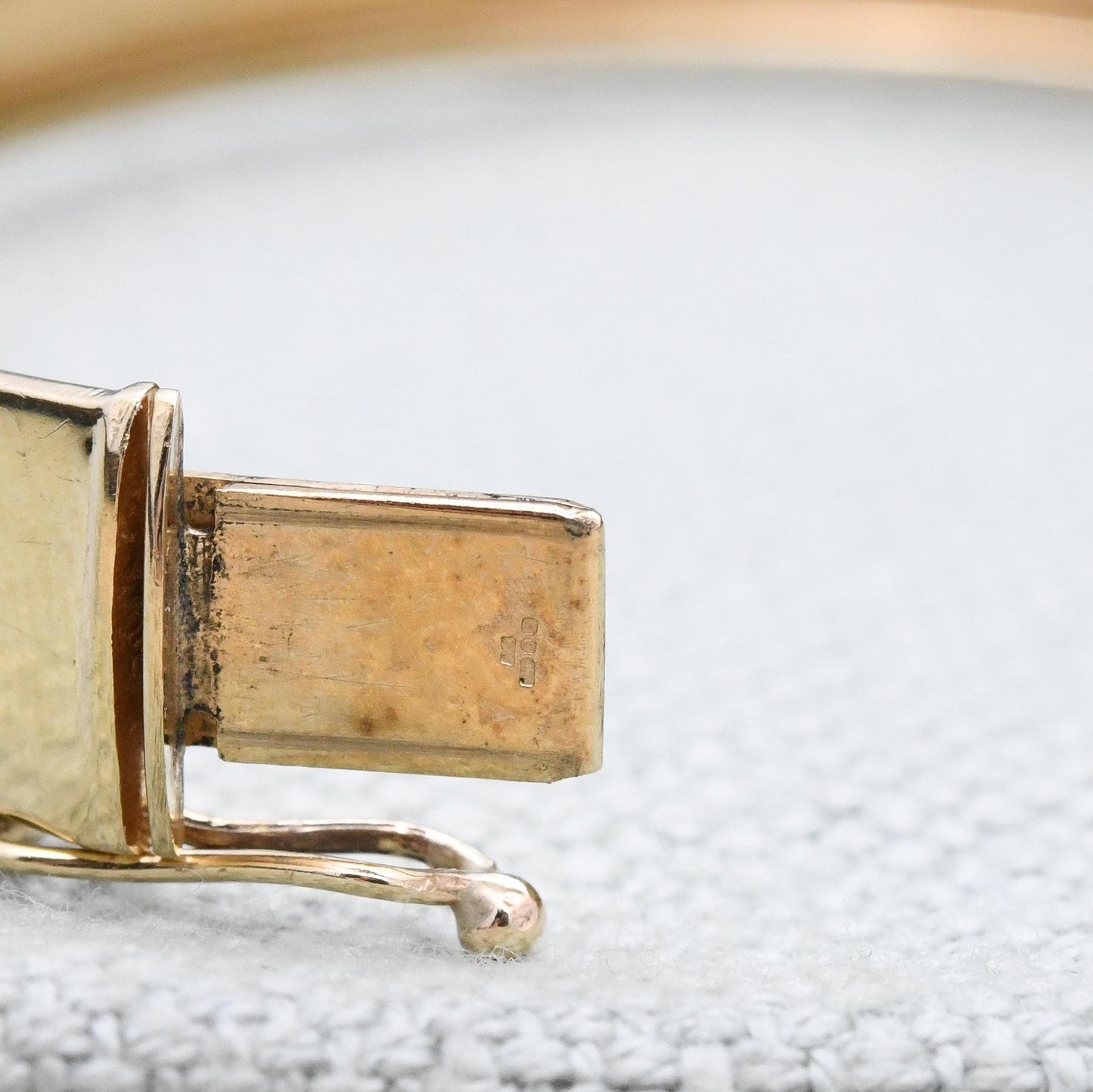 Vintage 9ct Gold Hinged Bangle Bracelet 1990 - Engraved Flowers Design | Diamond Cut Textured Detail | Solid Gold Jewellery Gift for Her