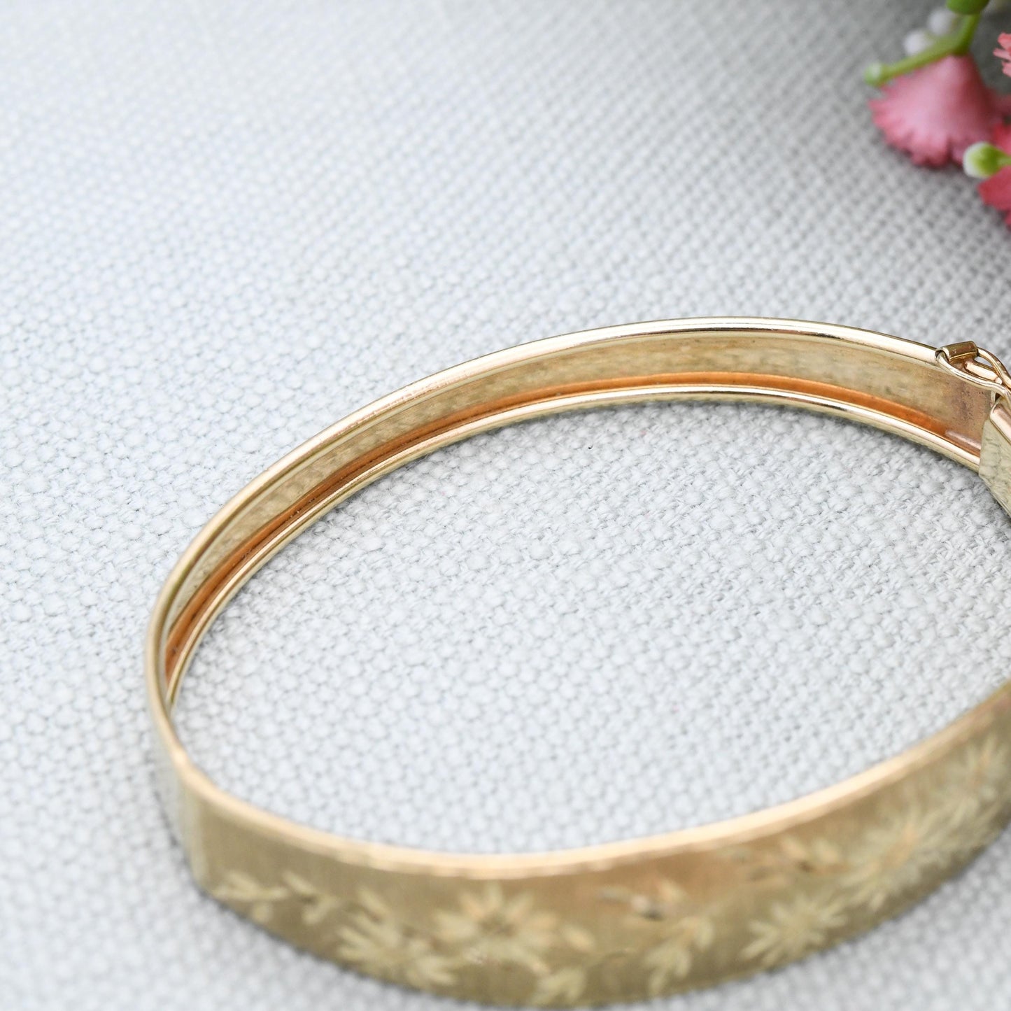 Vintage 9ct Gold Hinged Bangle Bracelet 1990 - Engraved Flowers Design | Diamond Cut Textured Detail | Solid Gold Jewellery Gift for Her