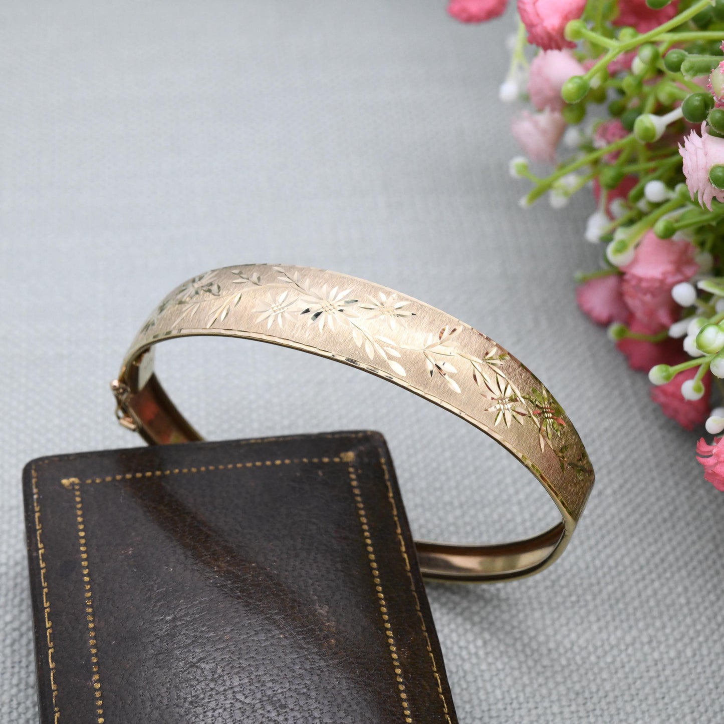 Vintage 9ct Gold Hinged Bangle Bracelet 1990 - Engraved Flowers Design | Diamond Cut Textured Detail | Solid Gold Jewellery Gift for Her