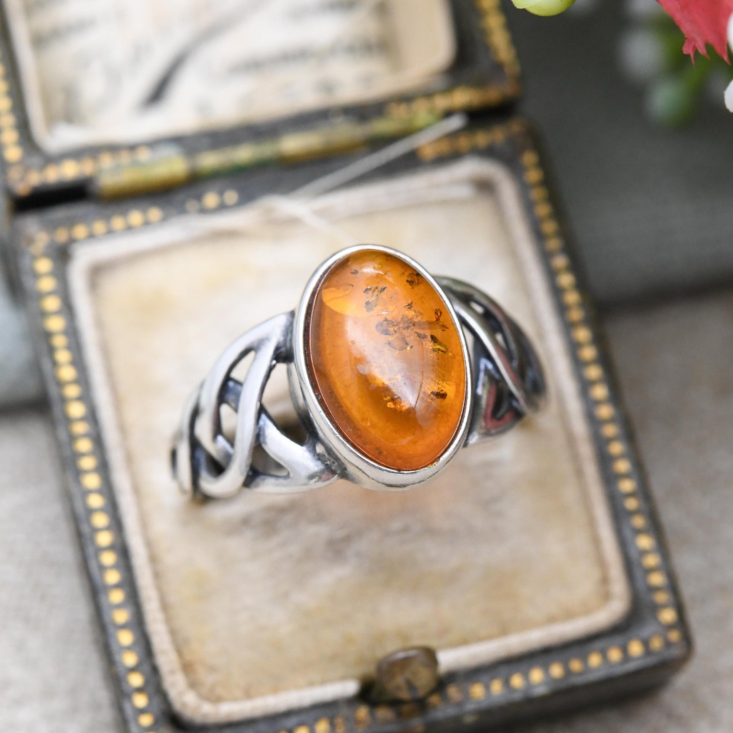 Vintage Sterling Silver Amber Ring Celtic Knot Shoulders - Pretty Unisex Silver Ring Large Orange Stone | UK Size - Q | US Size - 8 1/4