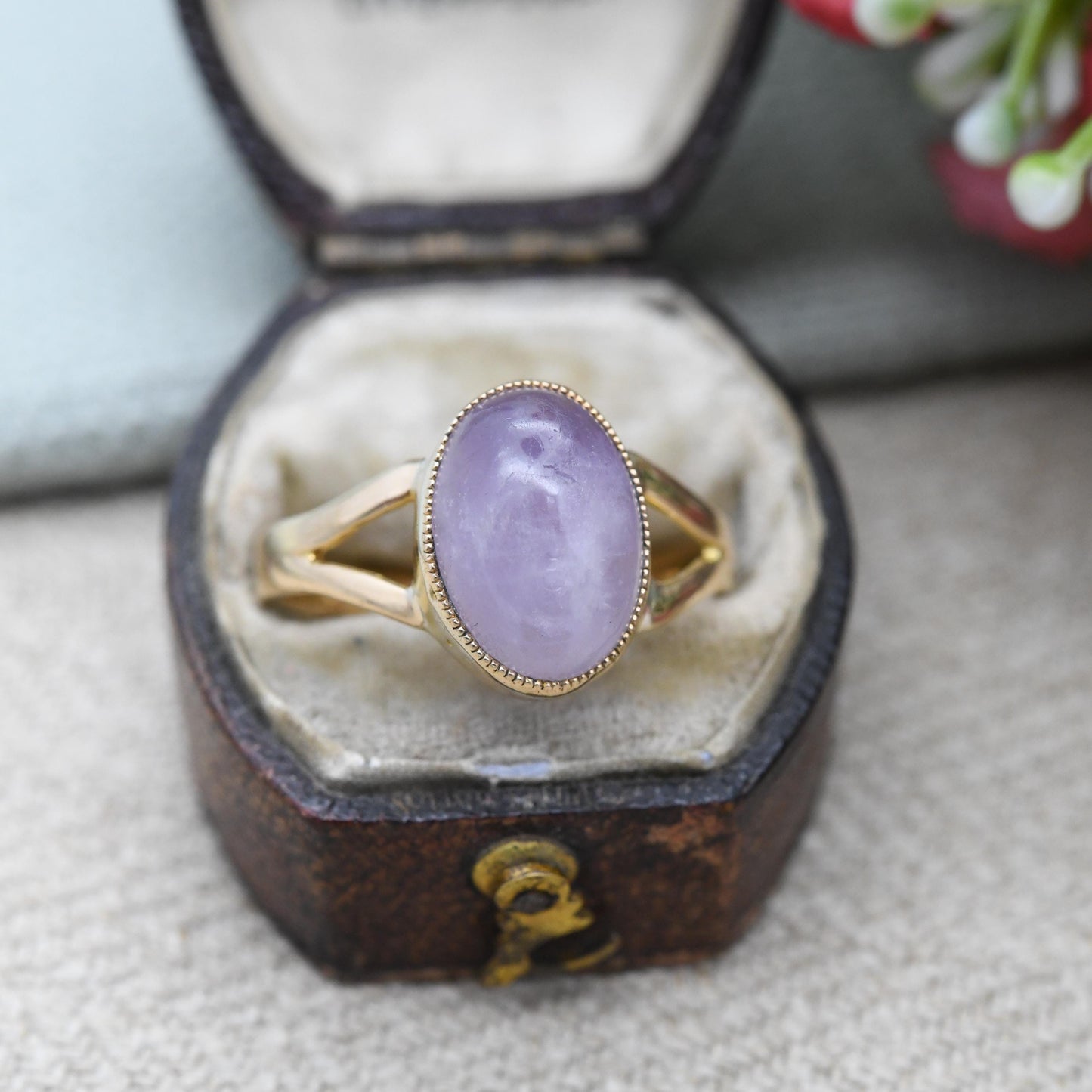 Antique 18ct Gold Amethyst Ring c. 1910s - Cabochon Large Purple Gemstone in Milgrain Bezel | Split Shoulder | UK Size - R 1/2 | US Size - 9