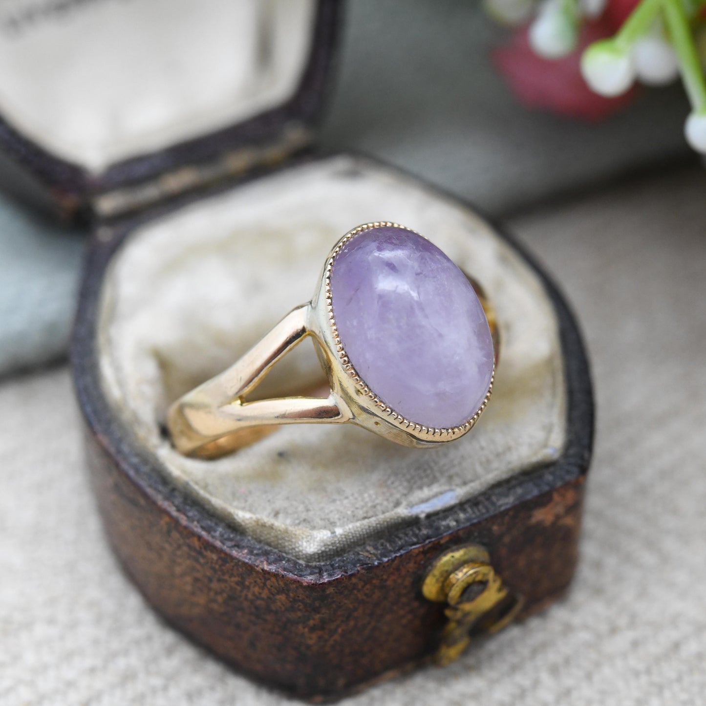 Antique 18ct Gold Amethyst Ring c. 1910s - Cabochon Large Purple Gemstone in Milgrain Bezel | Split Shoulder | UK Size - R 1/2 | US Size - 9