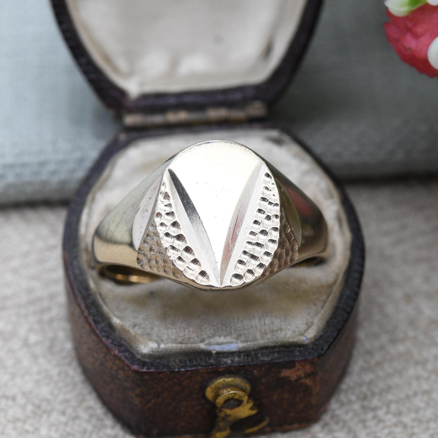 Vintage 9ct Gold Signet Ring 1975 Textured V Design - Chunky Large Solid Gold Ring Jewellery Gift for Him | UK Size - X | US Size - 11 1/2