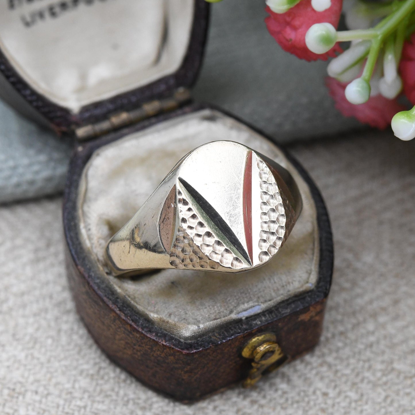 Vintage 9ct Gold Signet Ring 1975 Textured V Design - Chunky Large Solid Gold Ring Jewellery Gift for Him | UK Size - X | US Size - 11 1/2