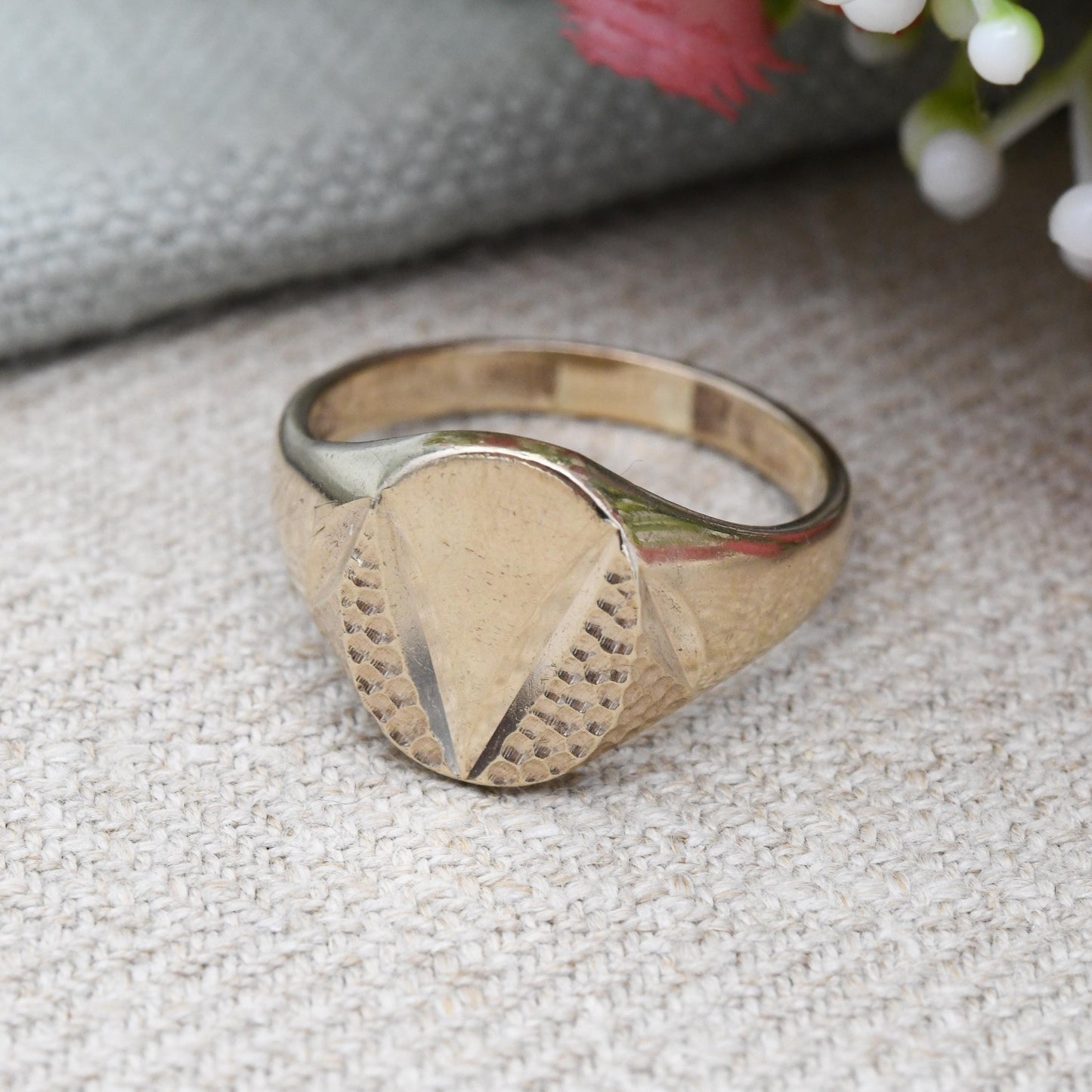 Vintage 9ct Gold Signet Ring 1975 Textured V Design - Chunky Large Solid Gold Ring Jewellery Gift for Him | UK Size - X | US Size - 11 1/2