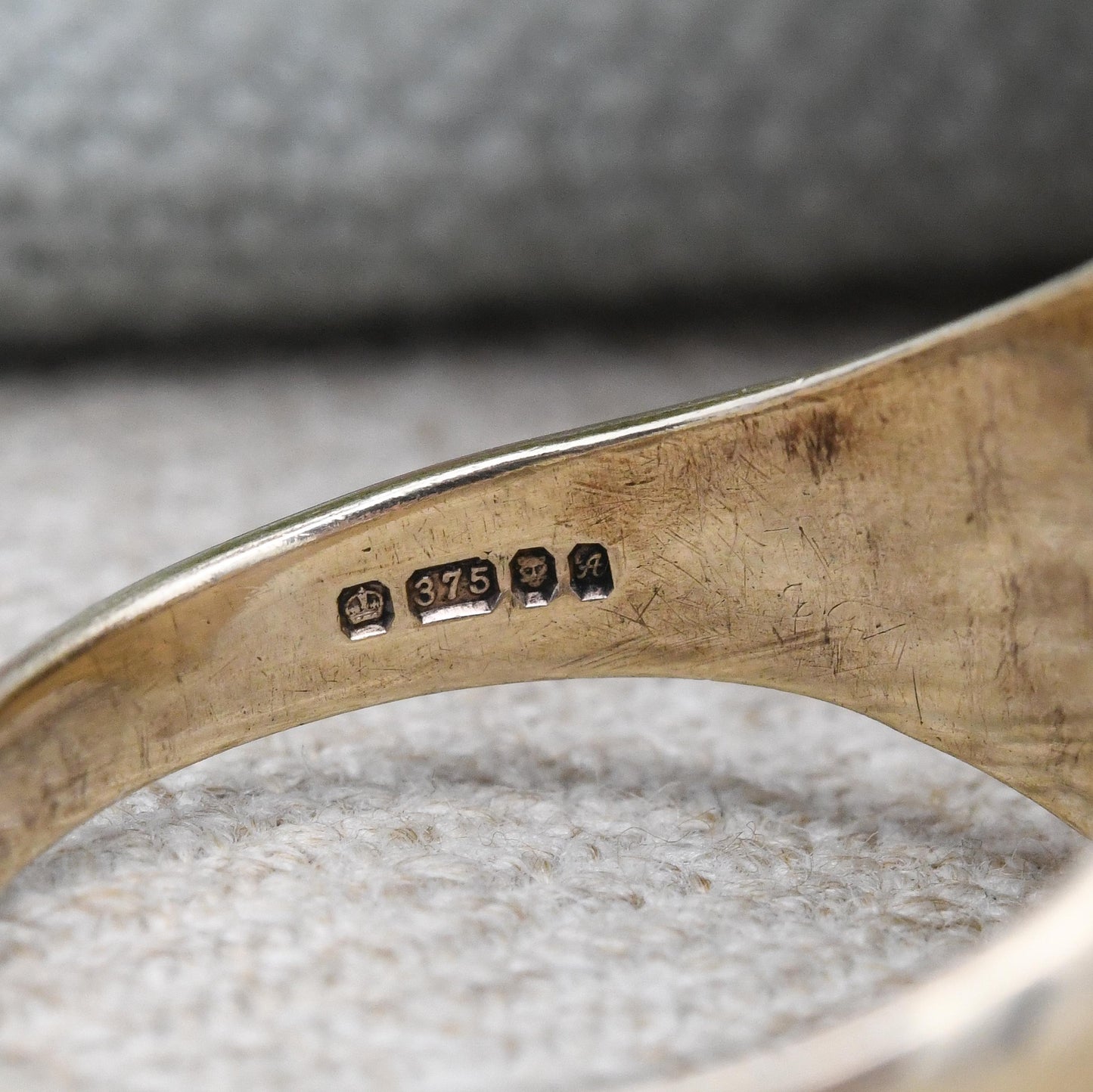 Vintage 9ct Gold Signet Ring 1975 Textured V Design - Chunky Large Solid Gold Ring Jewellery Gift for Him | UK Size - X | US Size - 11 1/2
