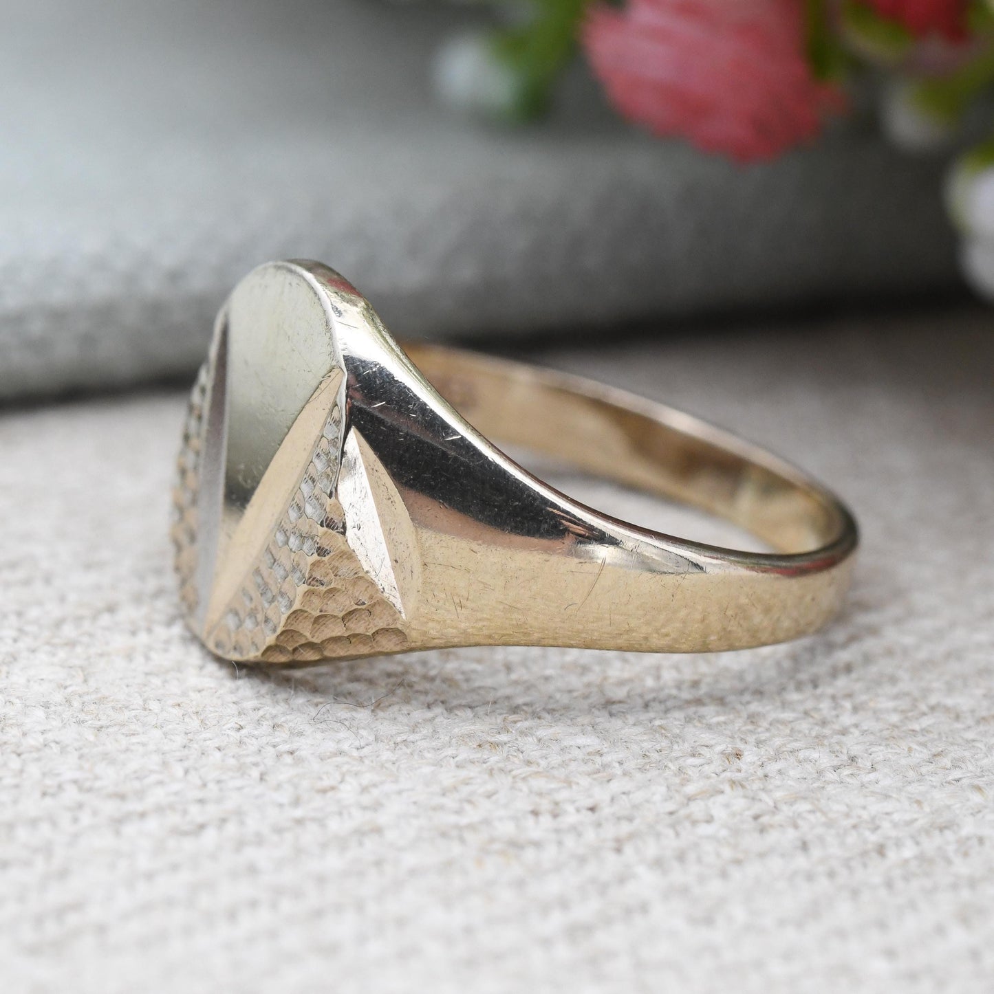 Vintage 9ct Gold Signet Ring 1975 Textured V Design - Chunky Large Solid Gold Ring Jewellery Gift for Him | UK Size - X | US Size - 11 1/2