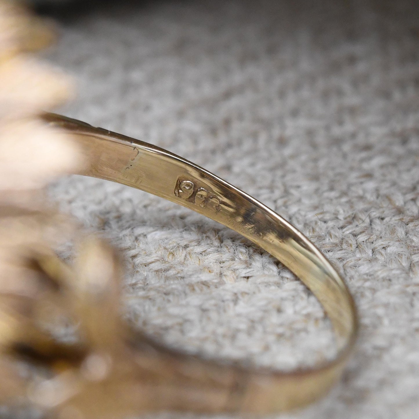 Vintage 9ct Gold Garnet Flower Ring c. 1960s - Large Statement Cocktail Mid-Century Sunflower Textured Petals | UK Size - L US Size - 5 3/4