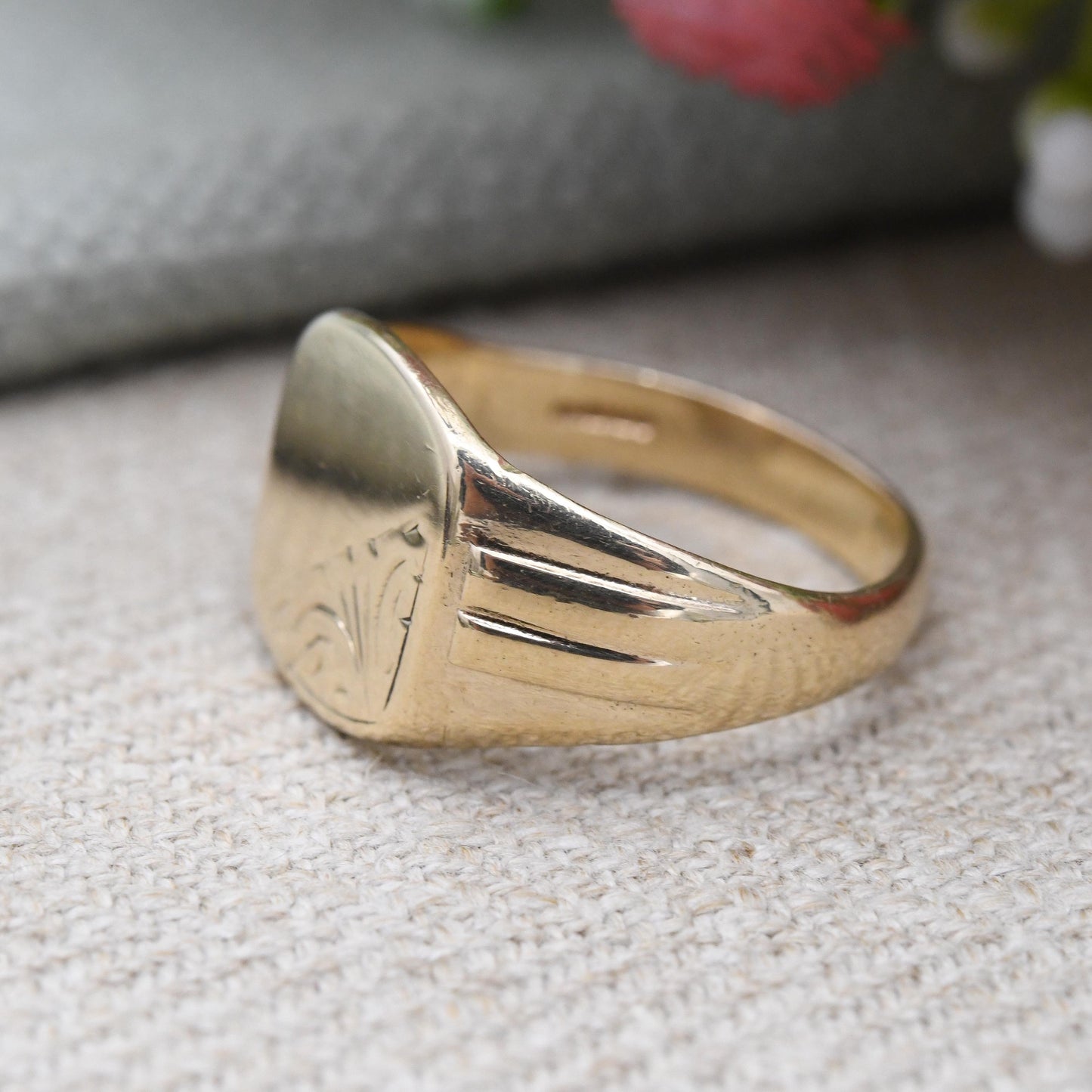 Vintage 9ct Gold Signet Ring with Engraved Scrolling Corner - Chunky Large Gold Middle Finger Gift for Him | UK Size - S | US Size - 9
