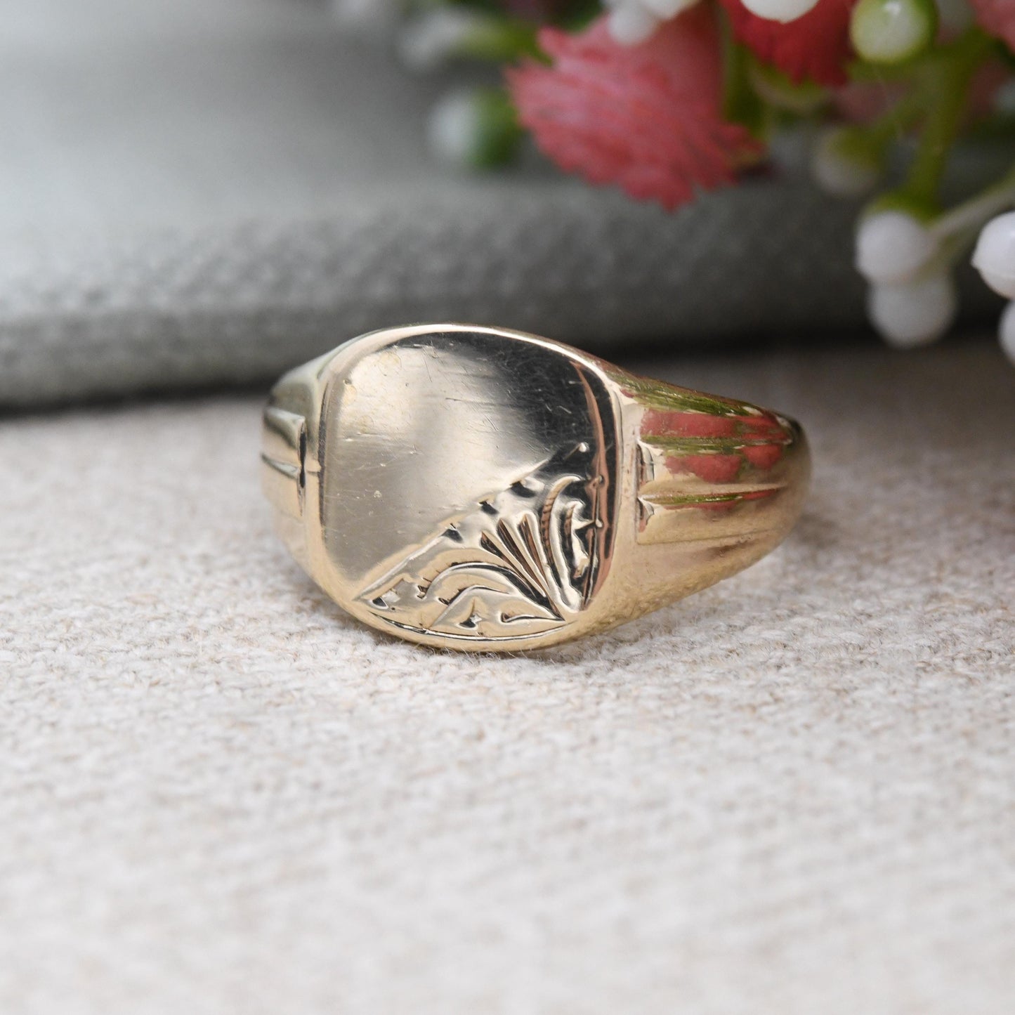 Vintage 9ct Gold Signet Ring with Engraved Scrolling Corner - Chunky Large Gold Middle Finger Gift for Him | UK Size - S | US Size - 9