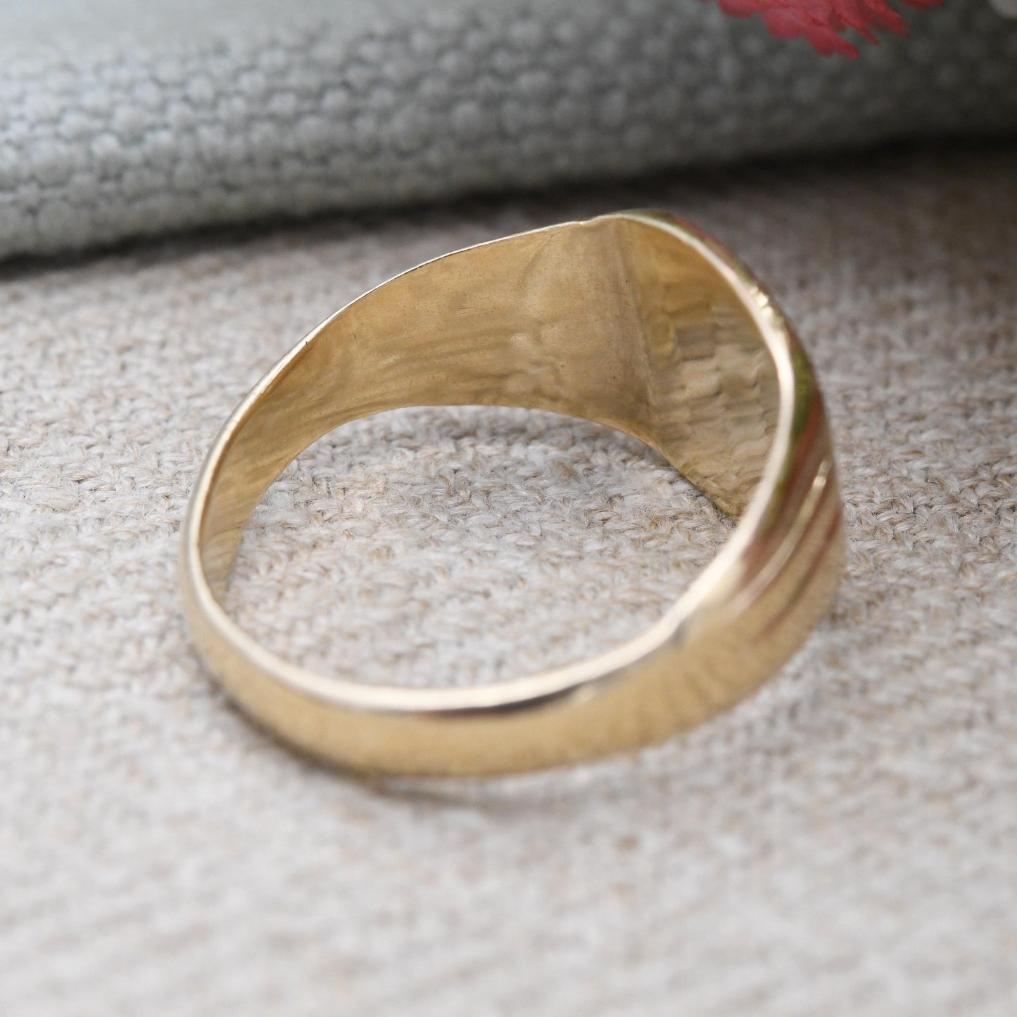 Vintage 9ct Gold Signet Ring with Engraved Scrolling Corner - Chunky Large Gold Middle Finger Gift for Him | UK Size - S | US Size - 9