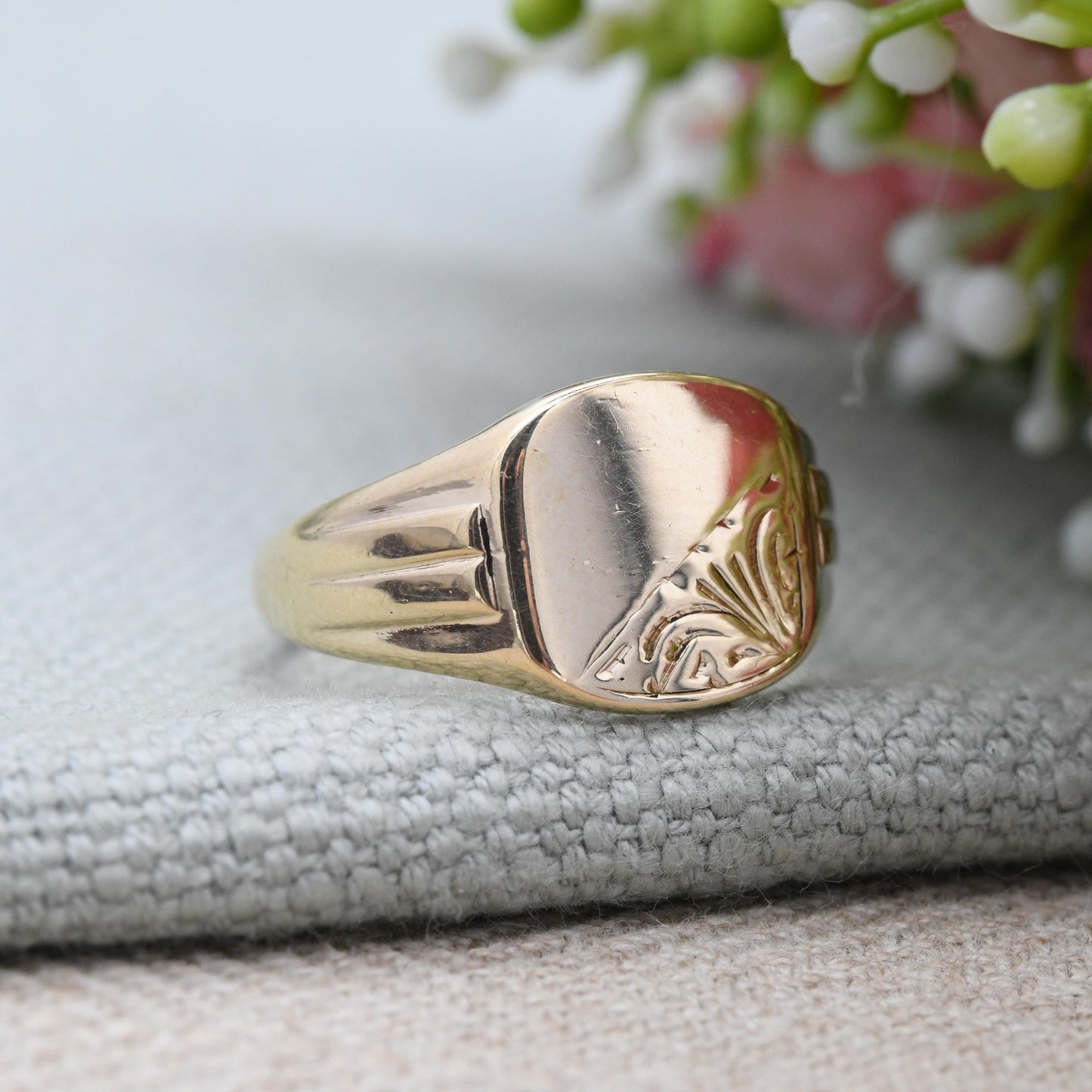 Vintage 9ct Gold Signet Ring with Engraved Scrolling Corner - Chunky Large Gold Middle Finger Gift for Him | UK Size - S | US Size - 9