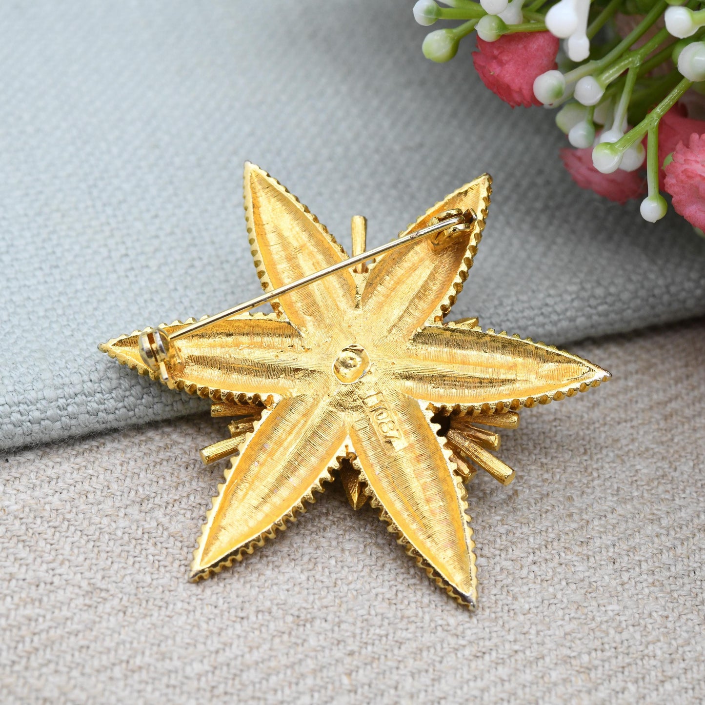Vintage Mid-Century Textured Star Brooch - Matt and Shiny Gold Colour Costume Jewellery | Six-Pointed Star with Spray | Brushed Effect