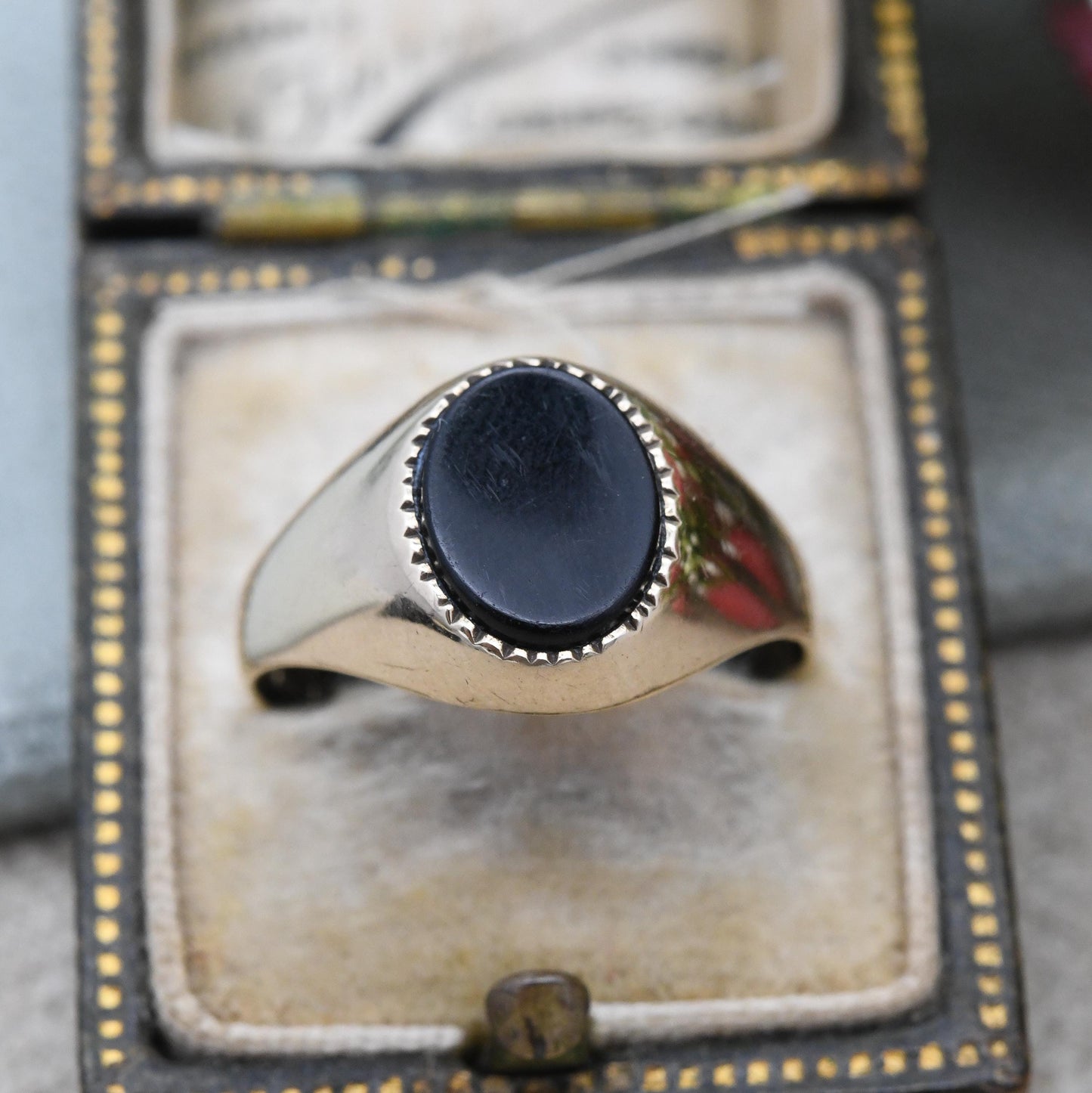 Vintage 9ct Gold Onyx Signet Ring 1974 - Unisex Yellow Gold and Black Gift for Him Mid-Century Jewellery Oval | UK Size - P US Size - 7 3/4