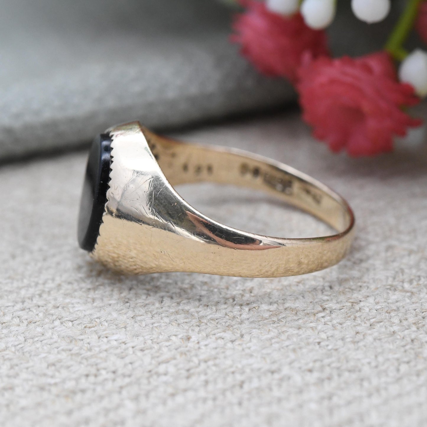 Vintage 9ct Gold Onyx Signet Ring 1974 - Unisex Yellow Gold and Black Gift for Him Mid-Century Jewellery Oval | UK Size - P US Size - 7 3/4