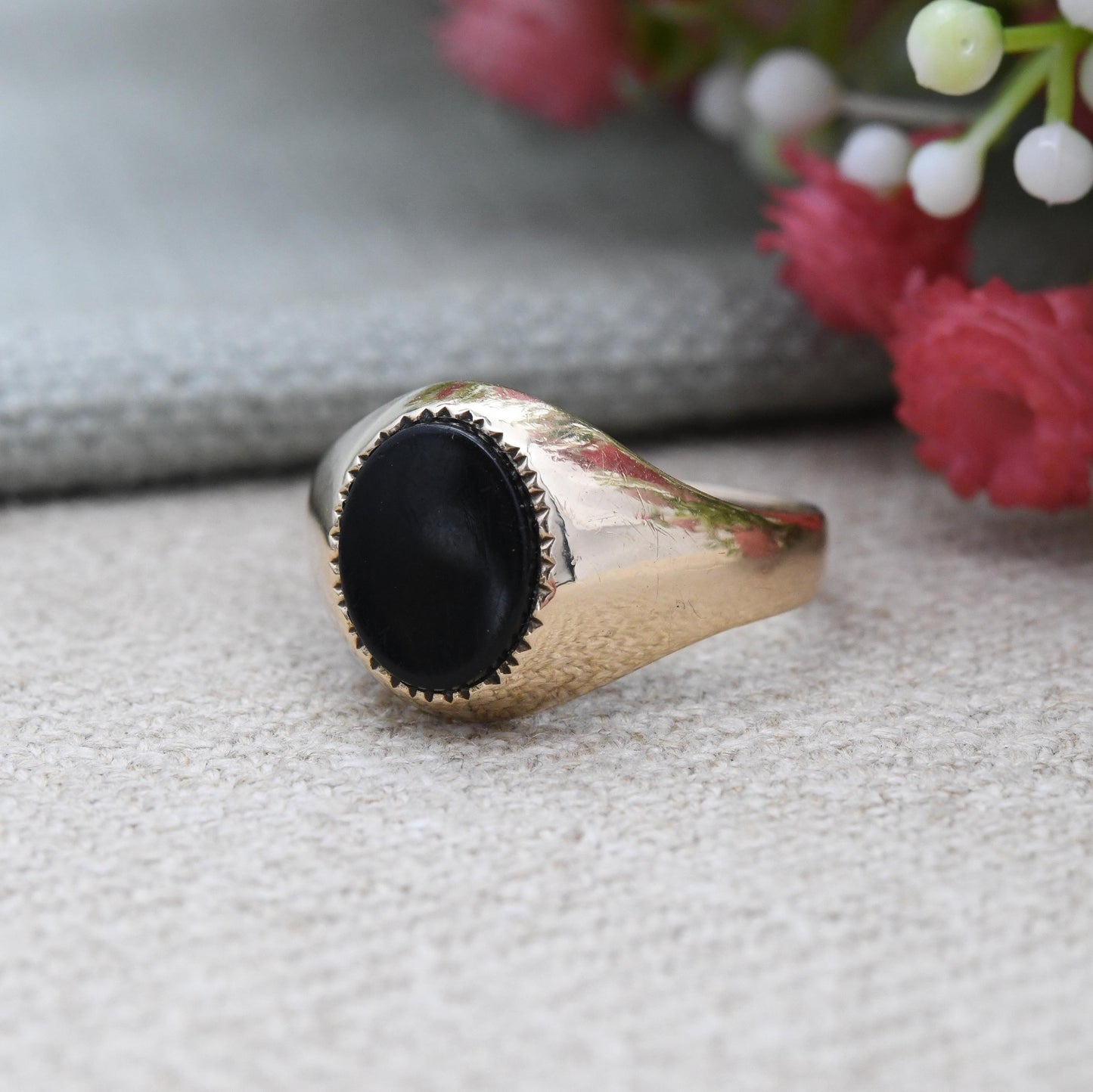 Vintage 9ct Gold Onyx Signet Ring 1974 - Unisex Yellow Gold and Black Gift for Him Mid-Century Jewellery Oval | UK Size - P US Size - 7 3/4