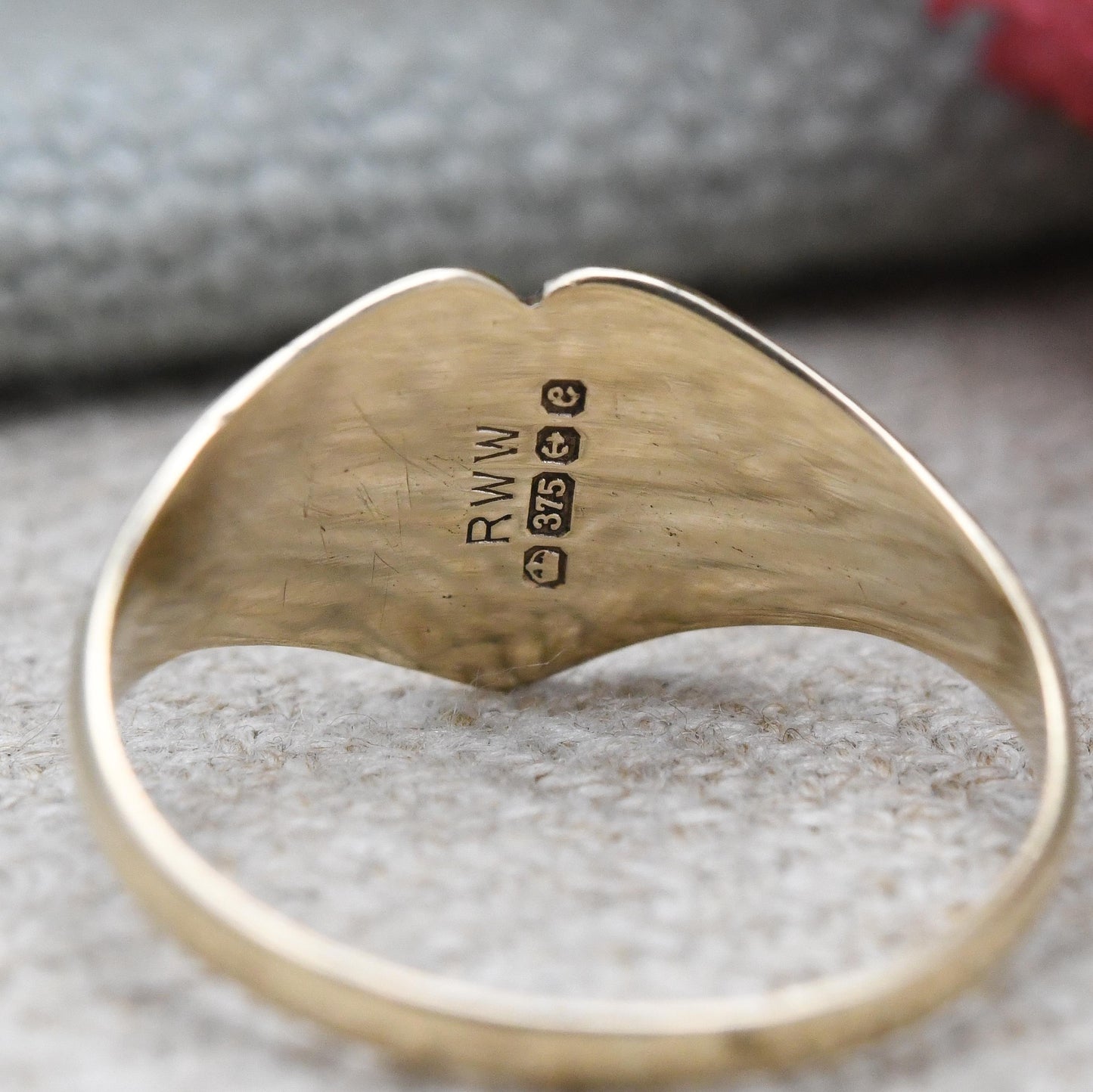 Vintage 9ct Gold Heart Signet Ring 1977 R W Wingate - Scrolling Pattern | Solid Gold Jewellery Unisex Pinkie | UK Size - K | US Size - 5 1/4
