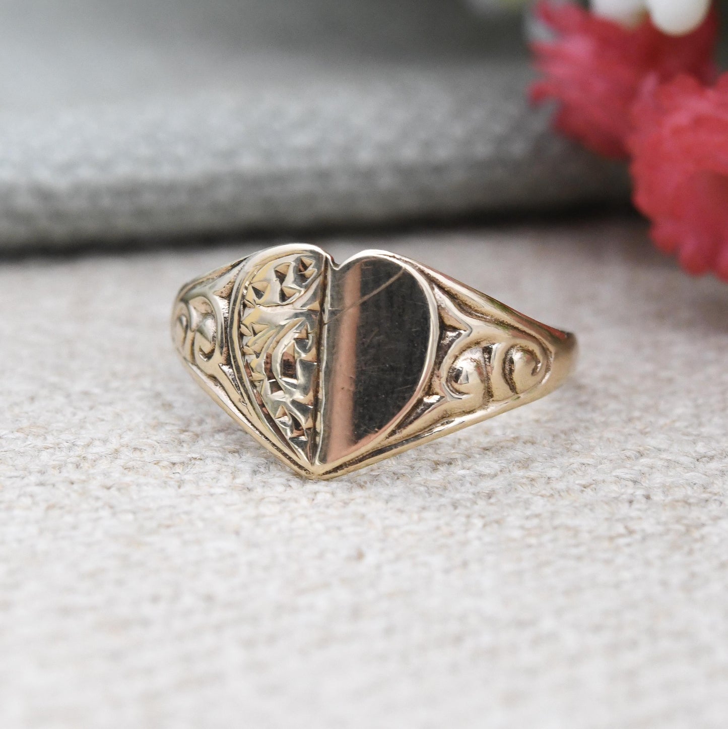 Vintage 9ct Gold Heart Signet Ring 1977 R W Wingate - Scrolling Pattern | Solid Gold Jewellery Unisex Pinkie | UK Size - K | US Size - 5 1/4