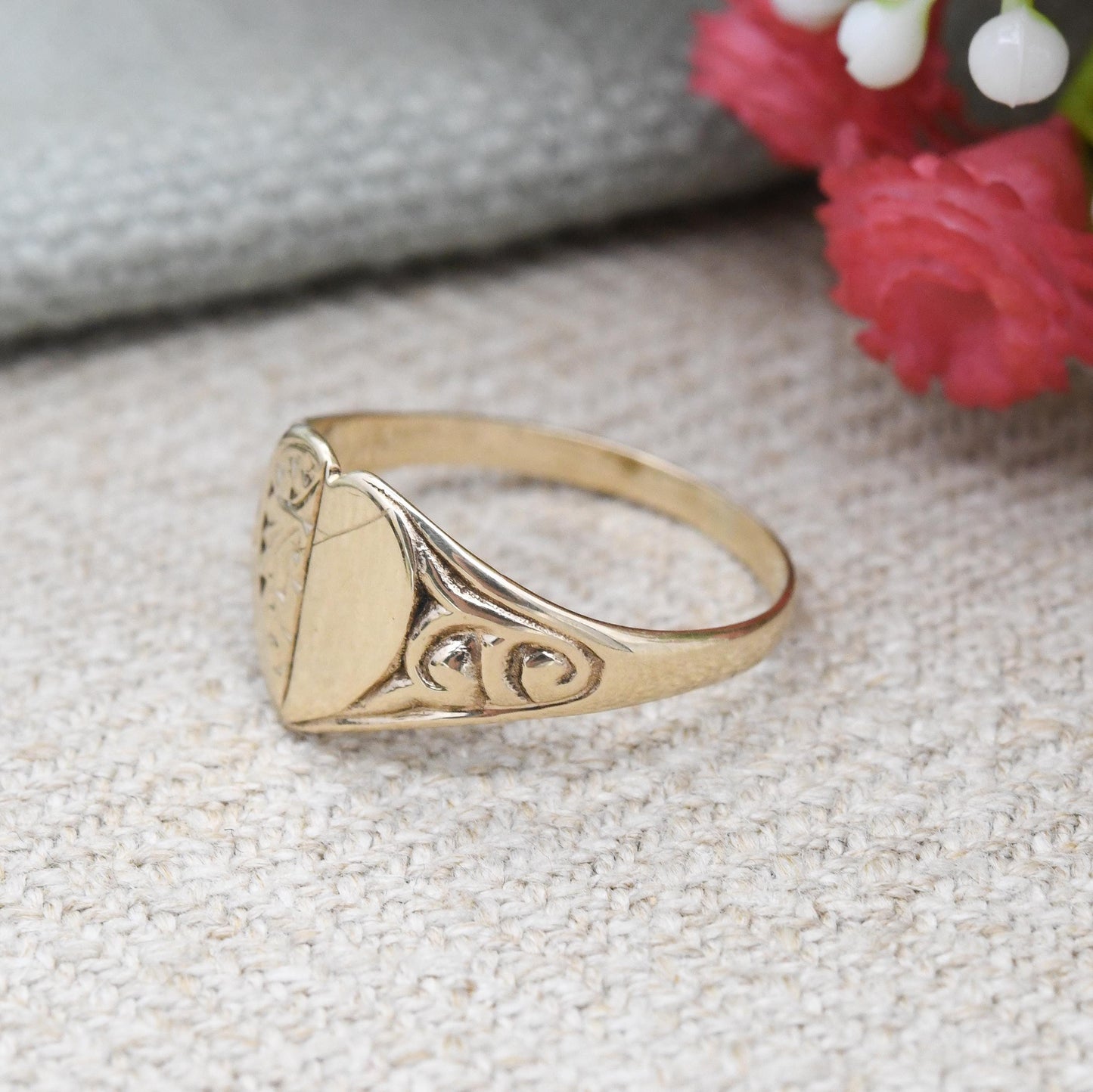 Vintage 9ct Gold Heart Signet Ring 1977 R W Wingate - Scrolling Pattern | Solid Gold Jewellery Unisex Pinkie | UK Size - K | US Size - 5 1/4